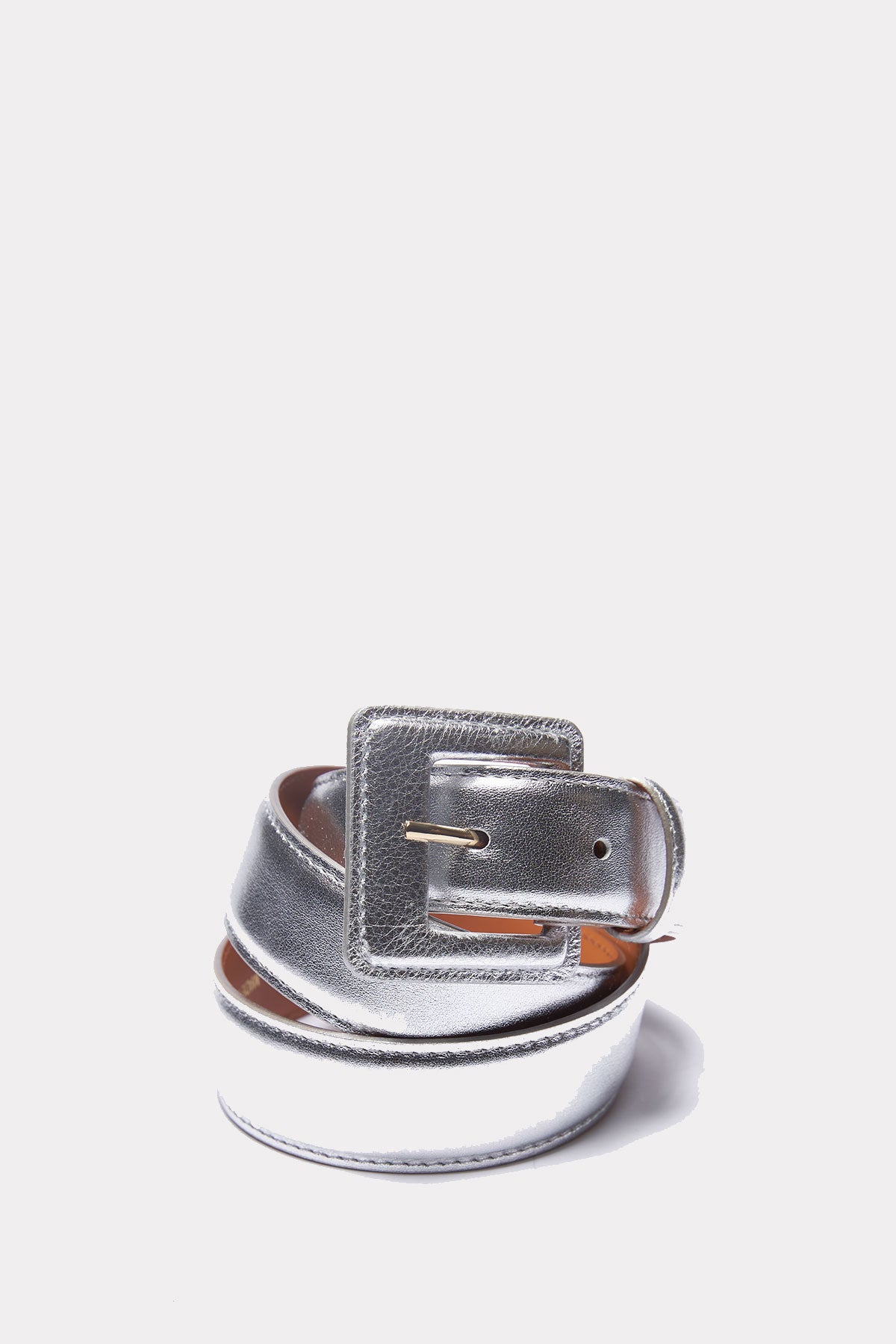 Silberner Gürtel von Maison Boinet, elegantes Accessoire aus Leder mit silberner Schnalle, auf weißem Hintergrund.