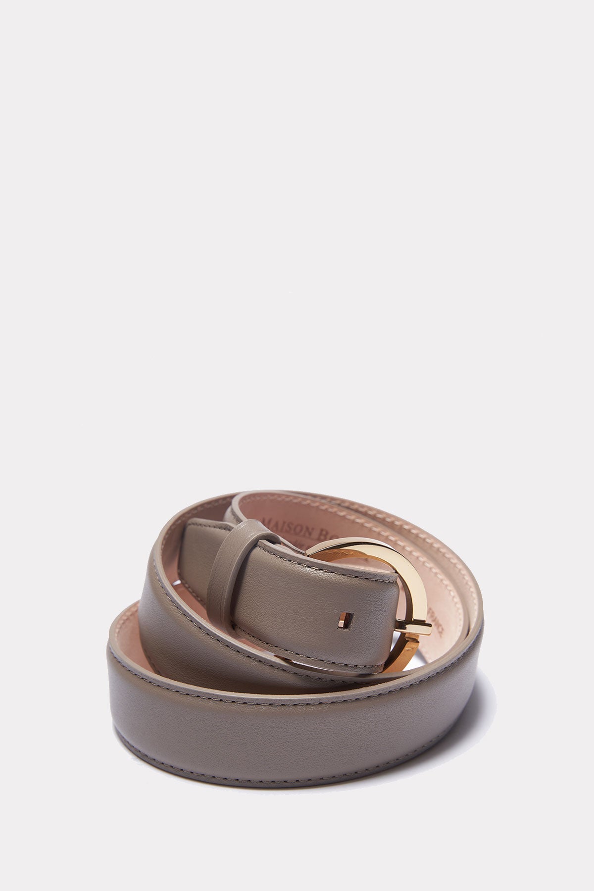 Hellbeiger Gürtel von Maison Boinet, weiches Leder, elegantes Accessoire für Damen und Herren, detailreich fotografiert