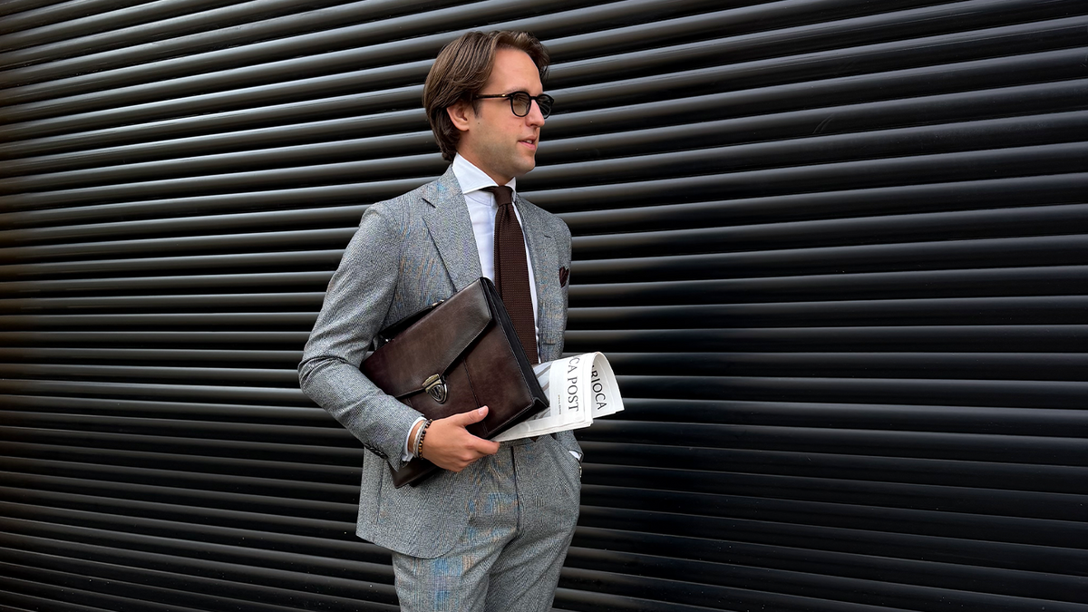 Business Basics Herren – Herr im grauen Glencheck-Anzug mit Aktentasche | C. Wirschke Düsseldorf