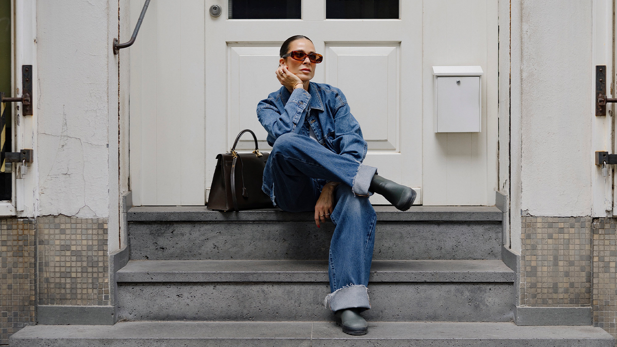PNTS x Ludwig Reiter – Frau im Denim-Look mit brauner Ledertasche | C. Wirschke Düsseldorf