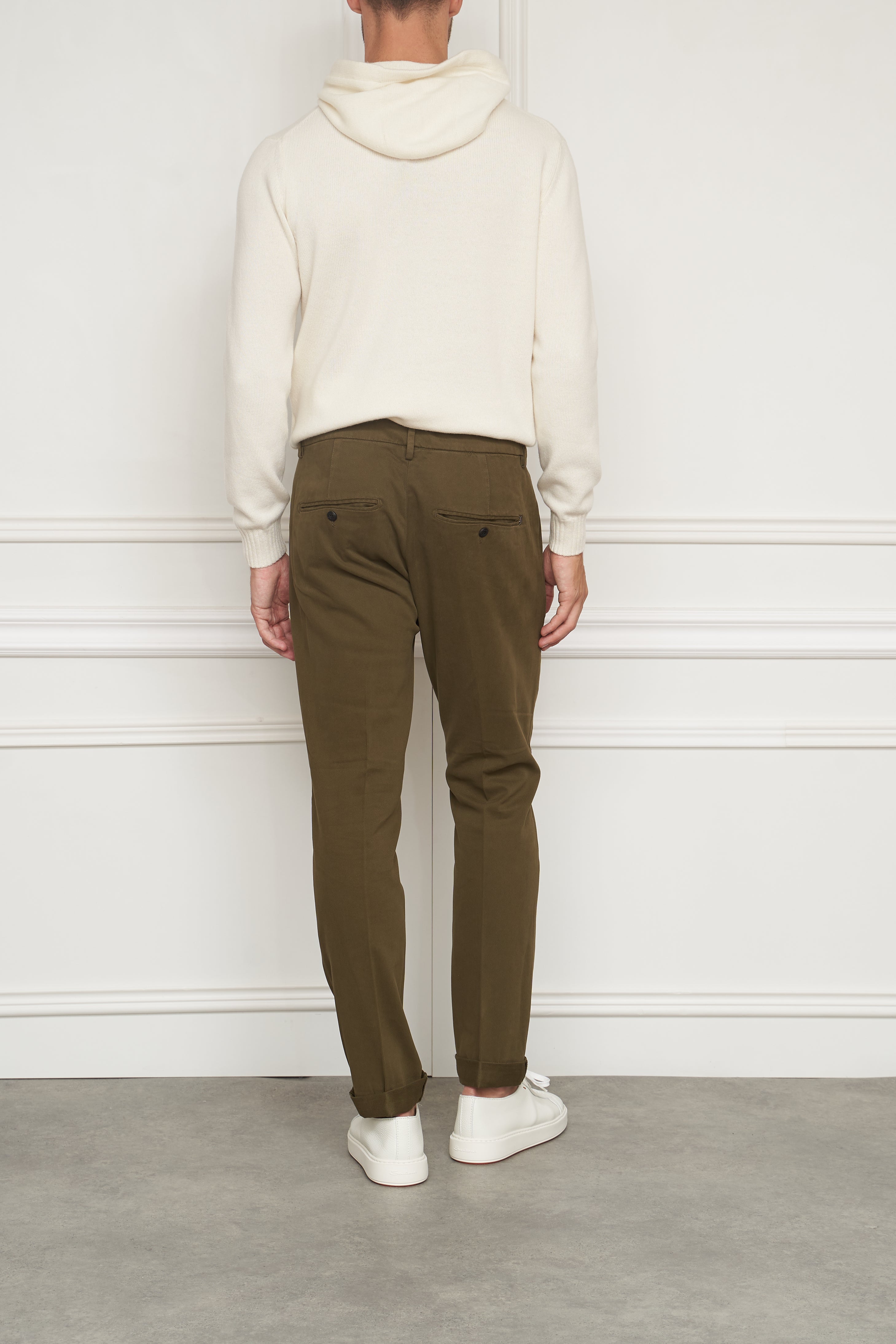 Chinos in olive