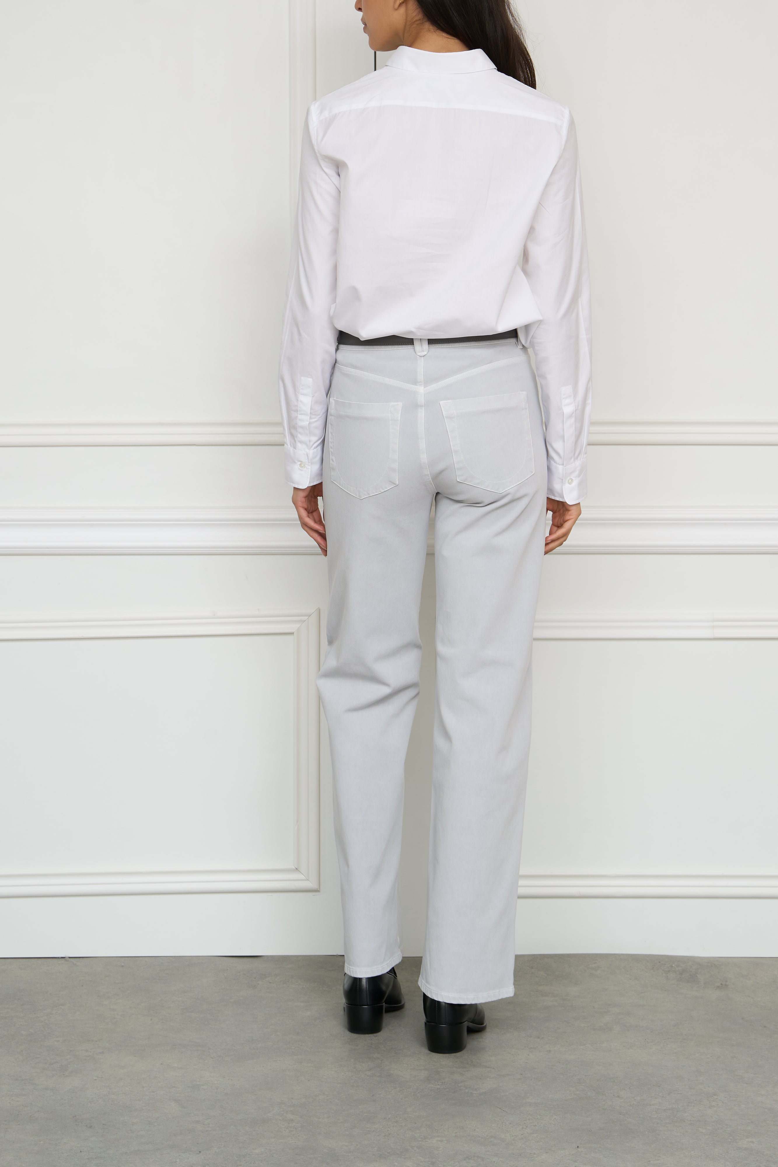 Straight jeans in light grey