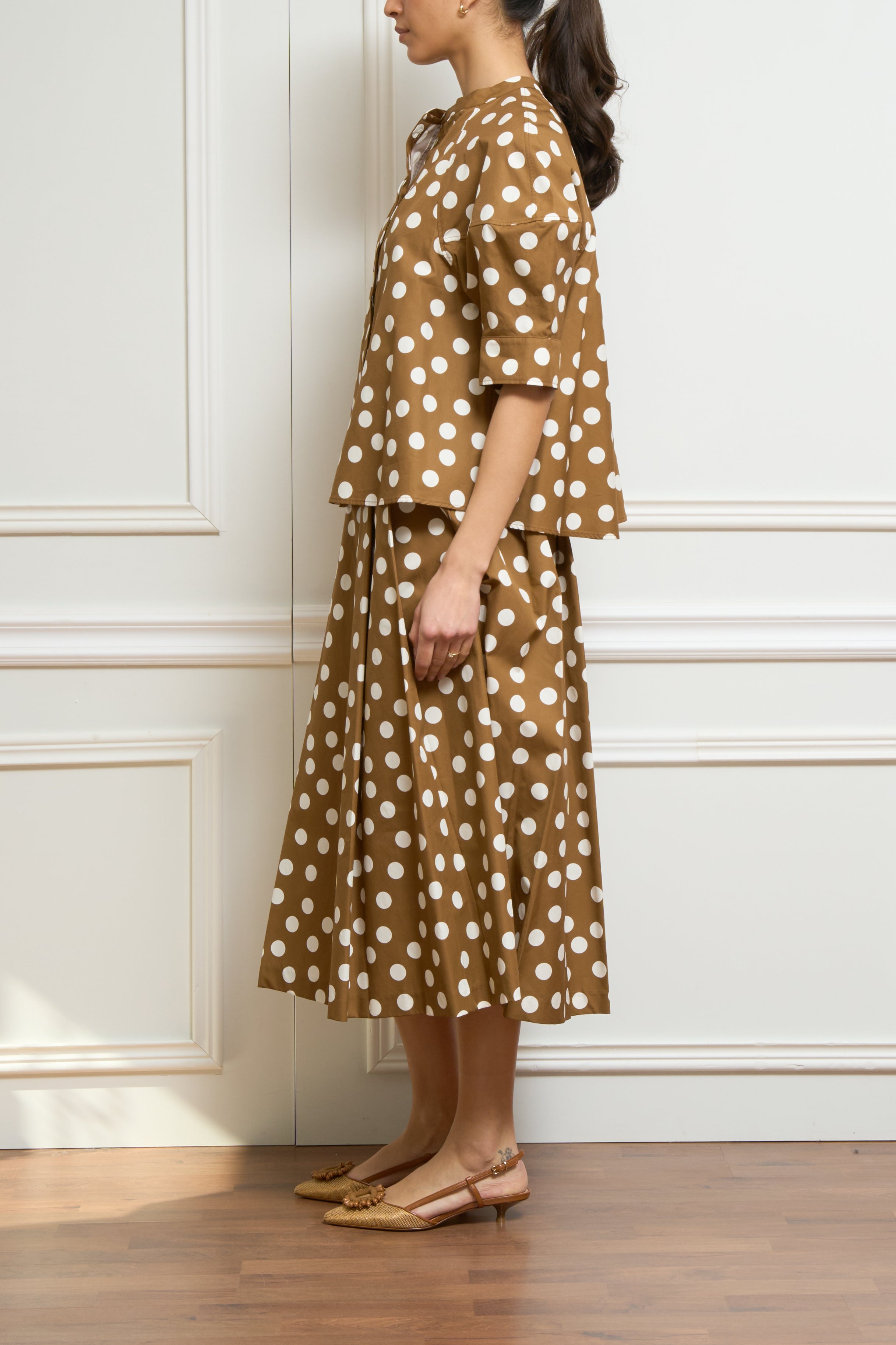 Zweiteiler mit Polka-Dots in braun