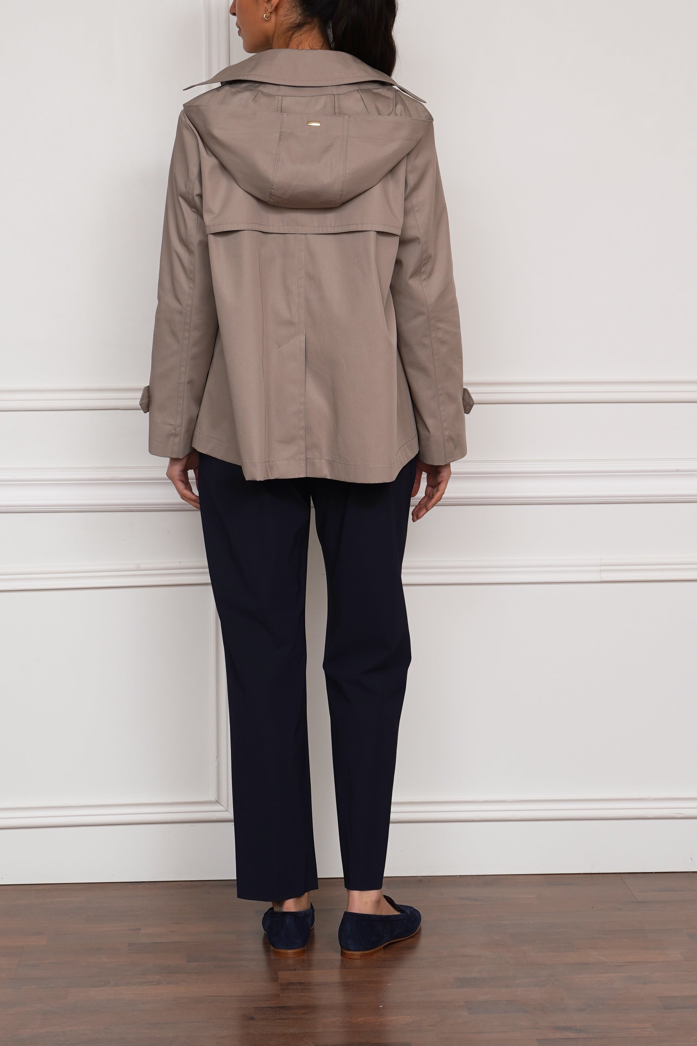 Kurzer Trenchcoat in beige