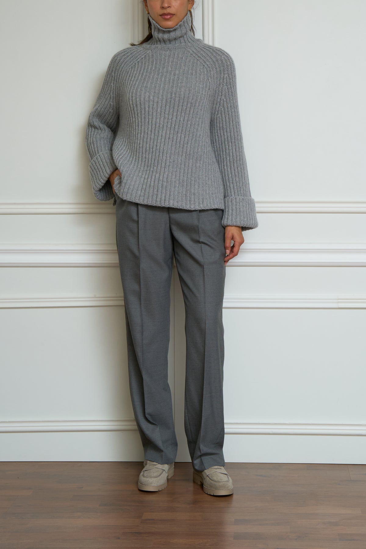 Cashmere turtleneck sweater in gray