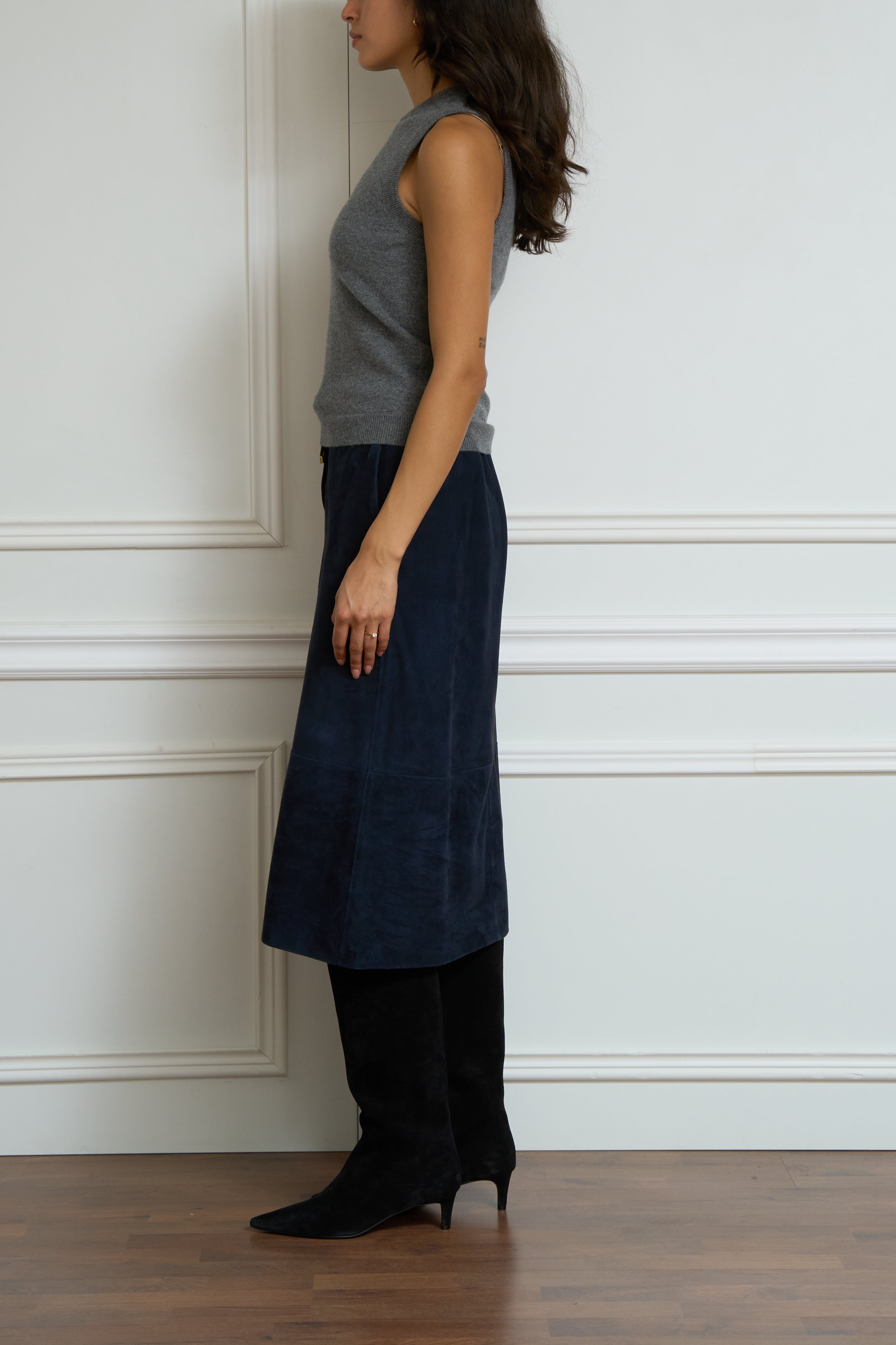 Sleeveless cashmere top in gray