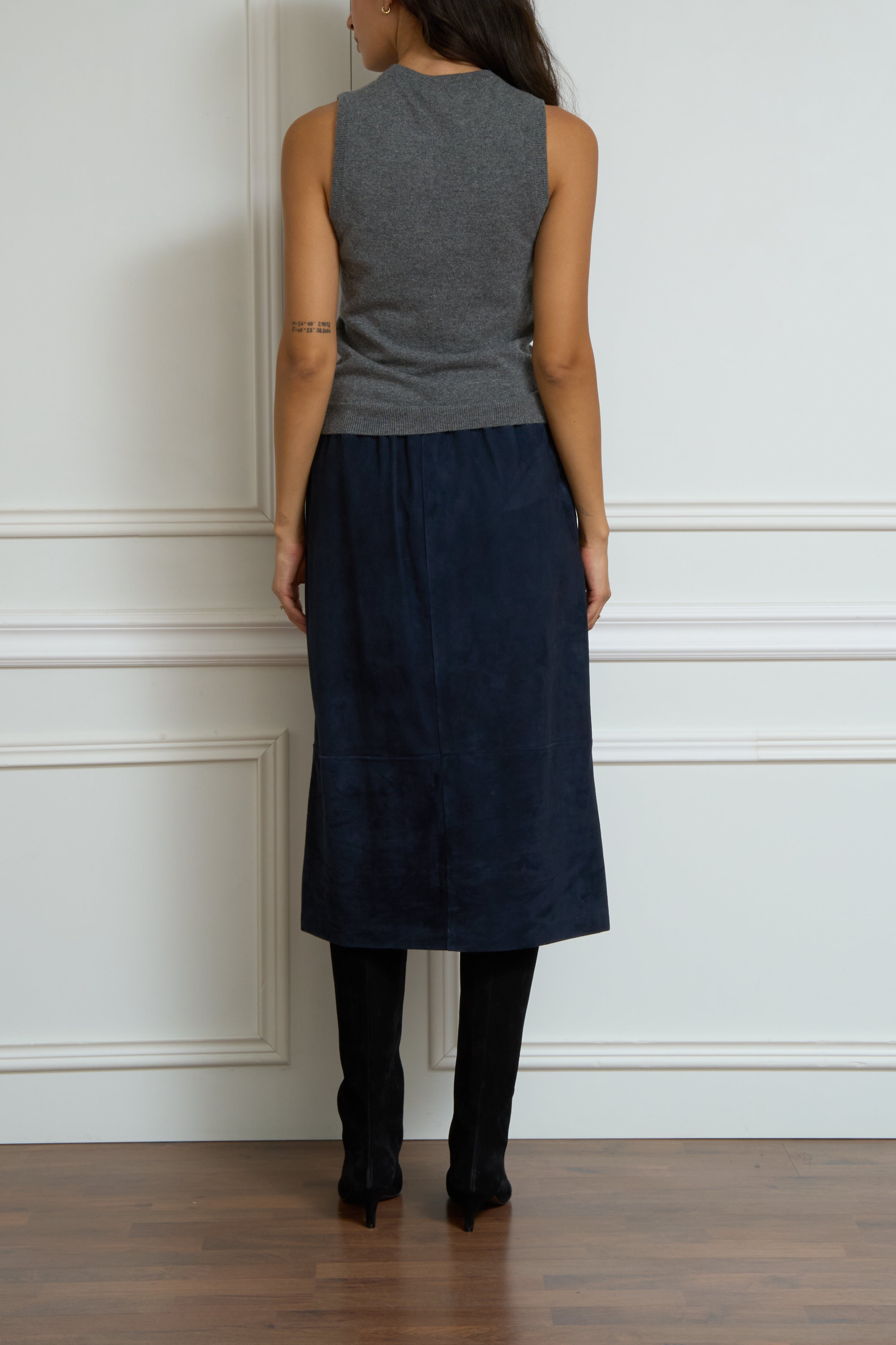 Sleeveless cashmere top in gray