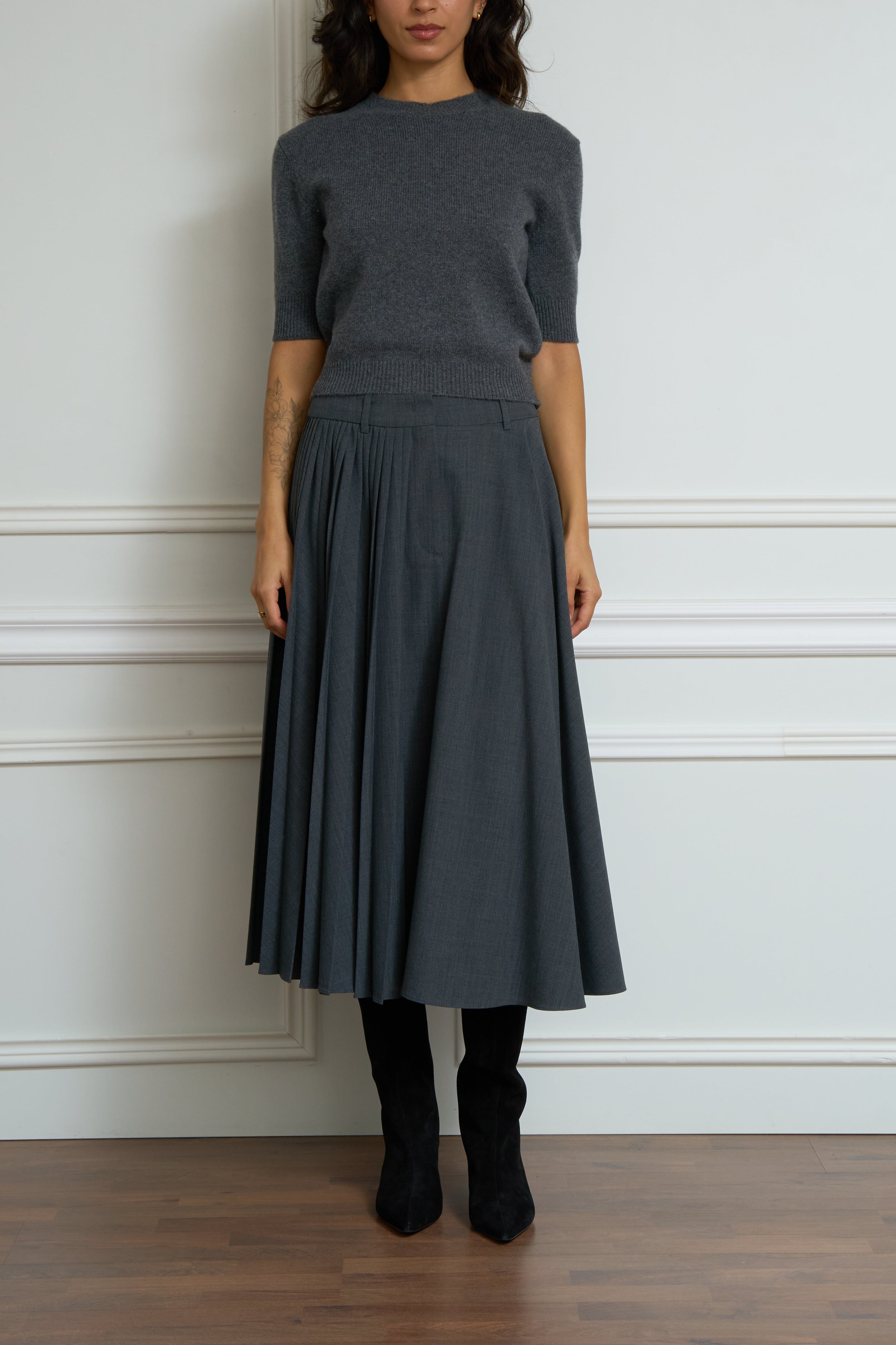 Midirock mit asymmetrischer Plisseefaltung in grau