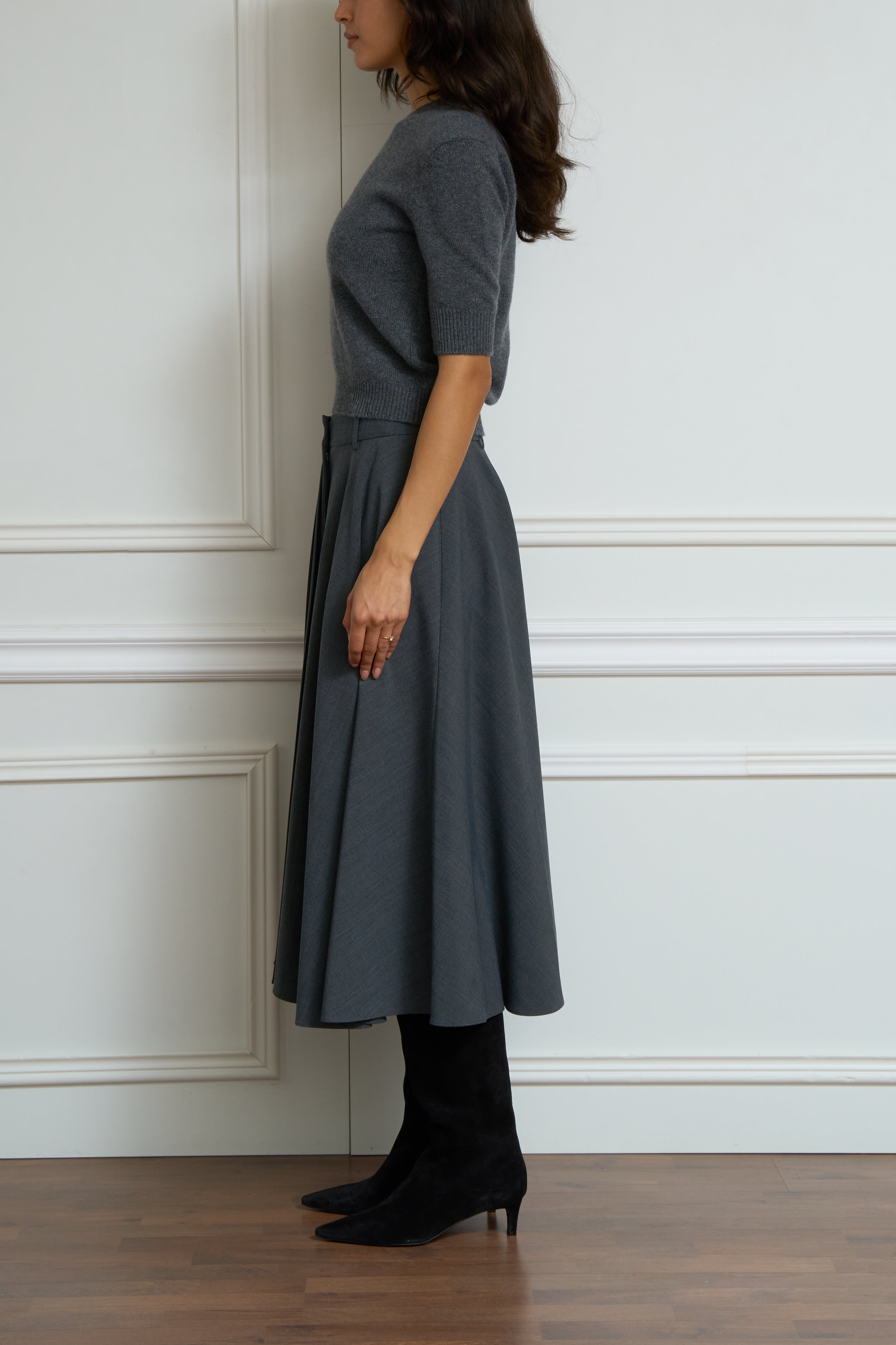 Midirock mit asymmetrischer Plisseefaltung in grau