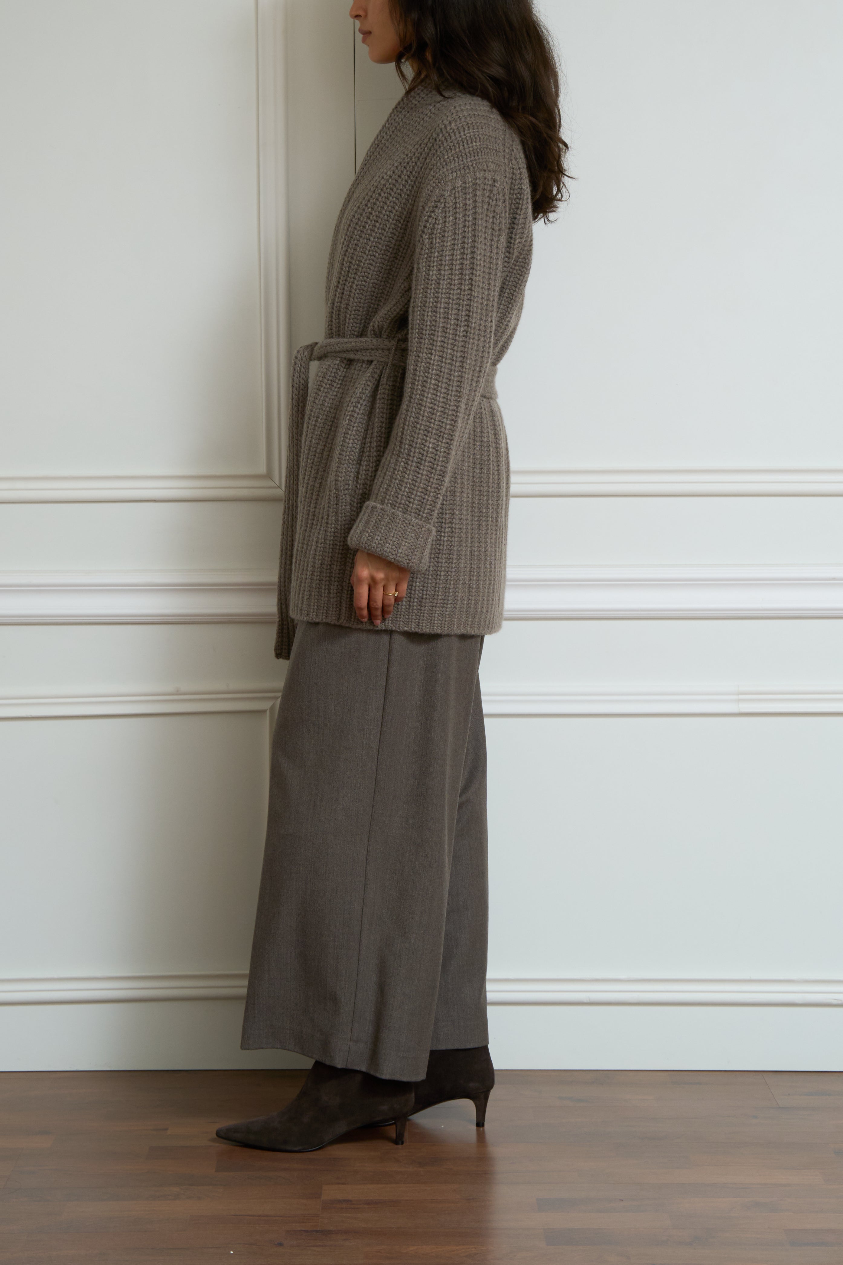 Wickelstrickjacke mit Bindegürtel in taupe
