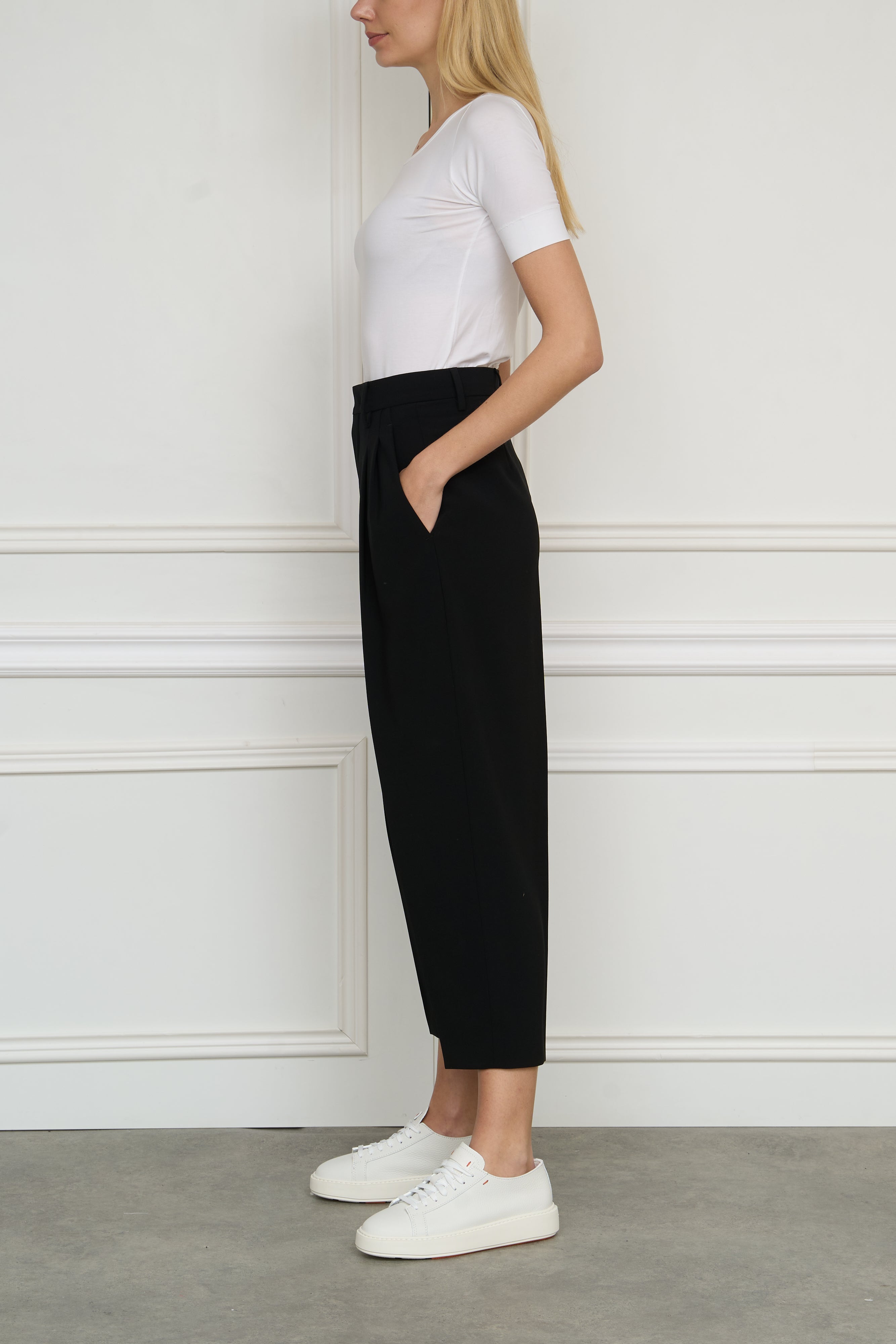 Cropped trousers 'NOA' in black