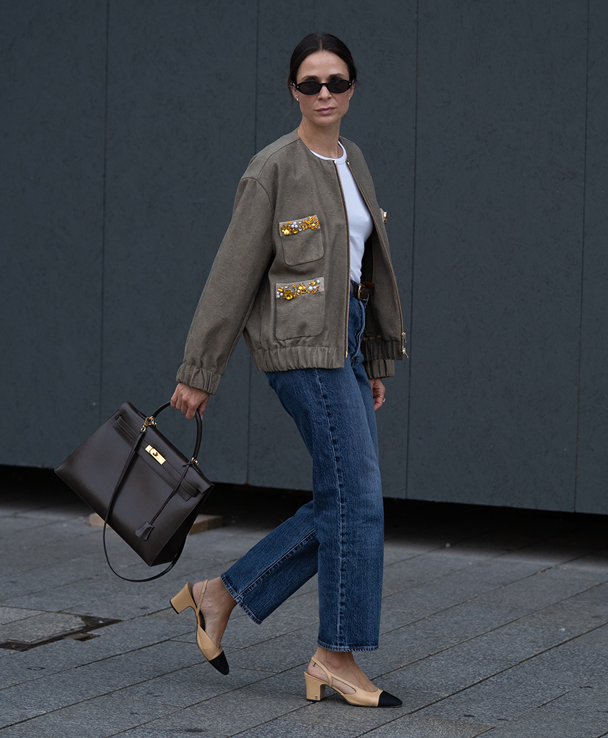 New Arrivals Damen – Frau in olivgrüner Bomberjacke mit Jeans | C. Wirschke Düsseldorf