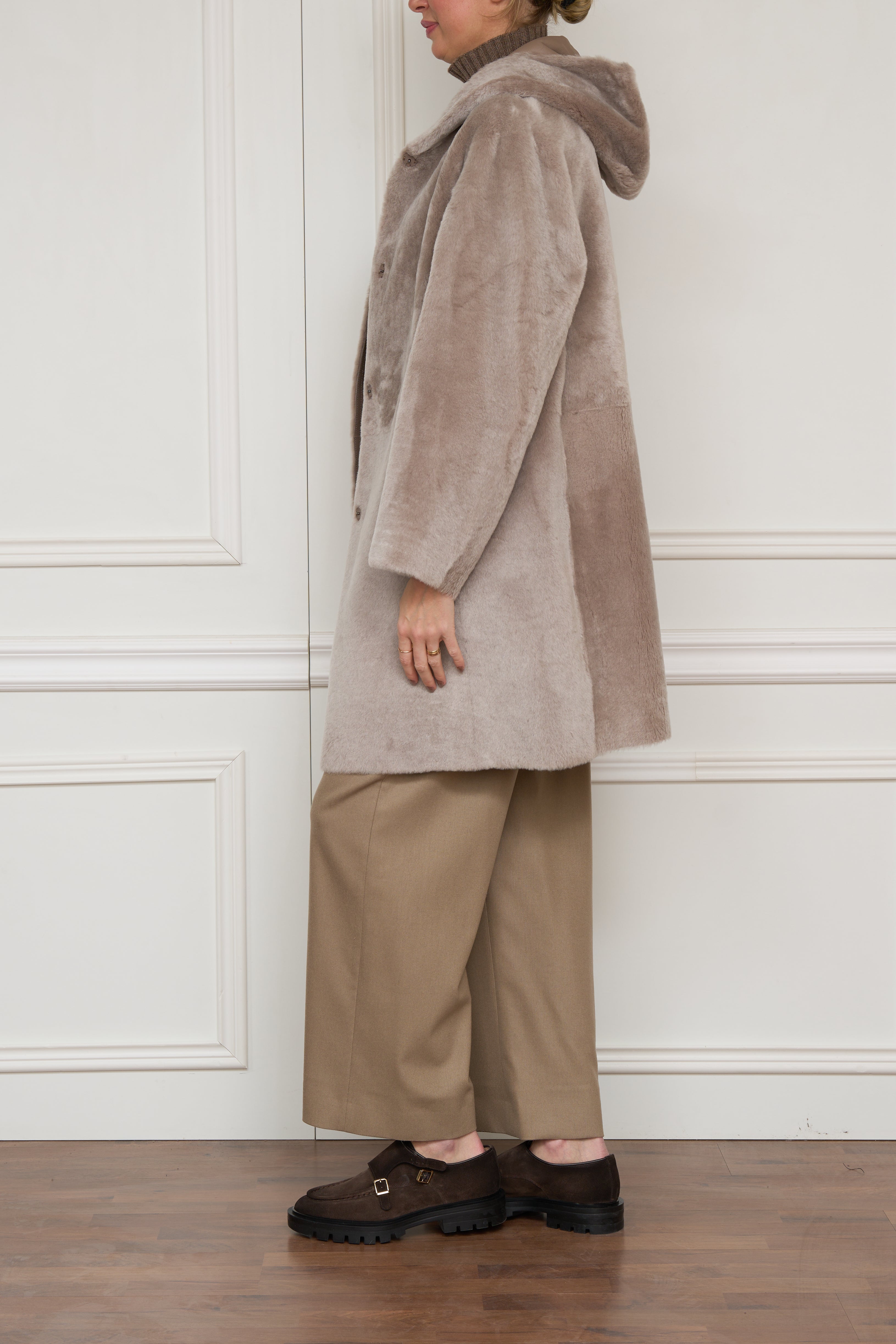 Wendemantel aus Lammfell und Leder in beige