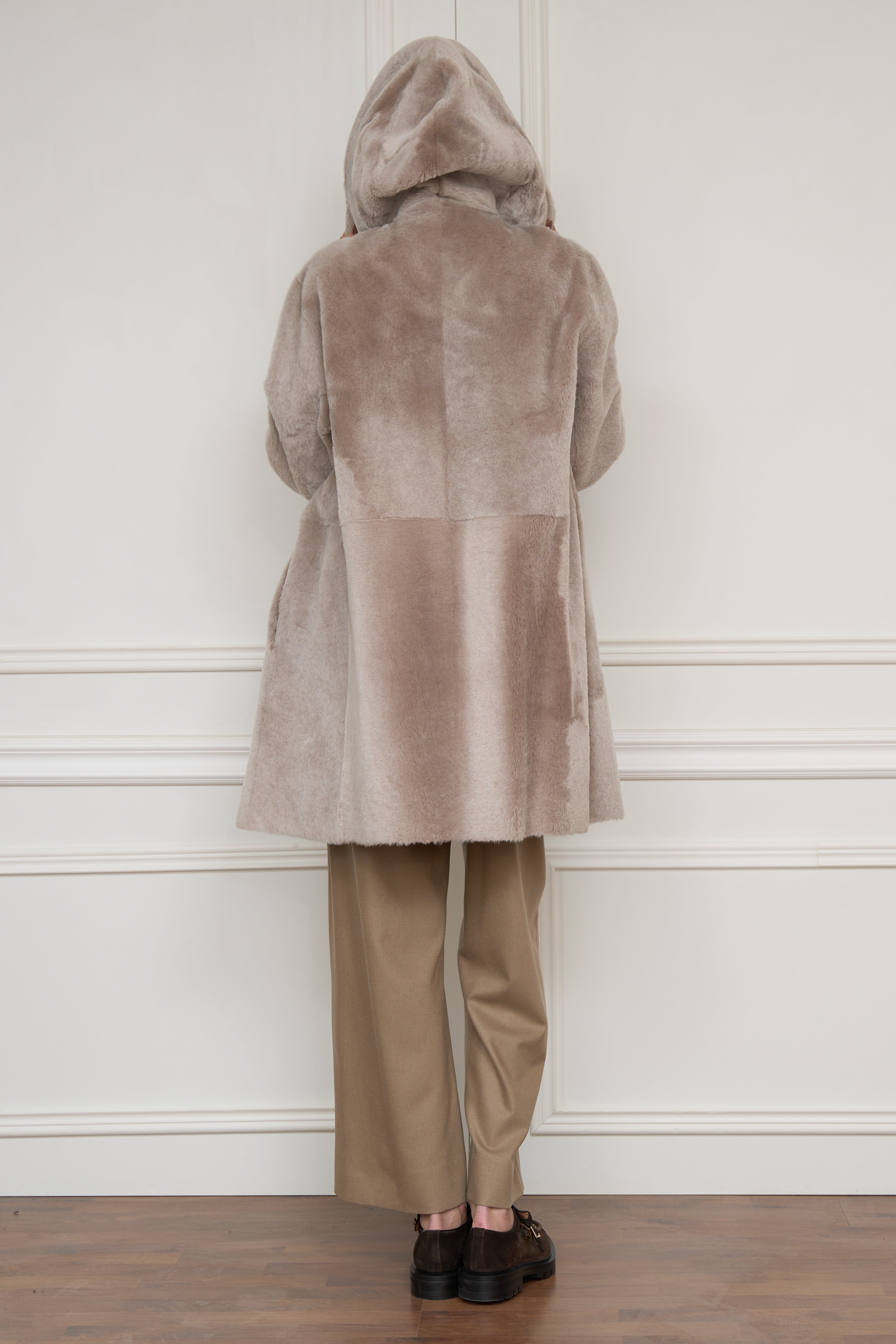 Wendemantel aus Lammfell und Leder in beige