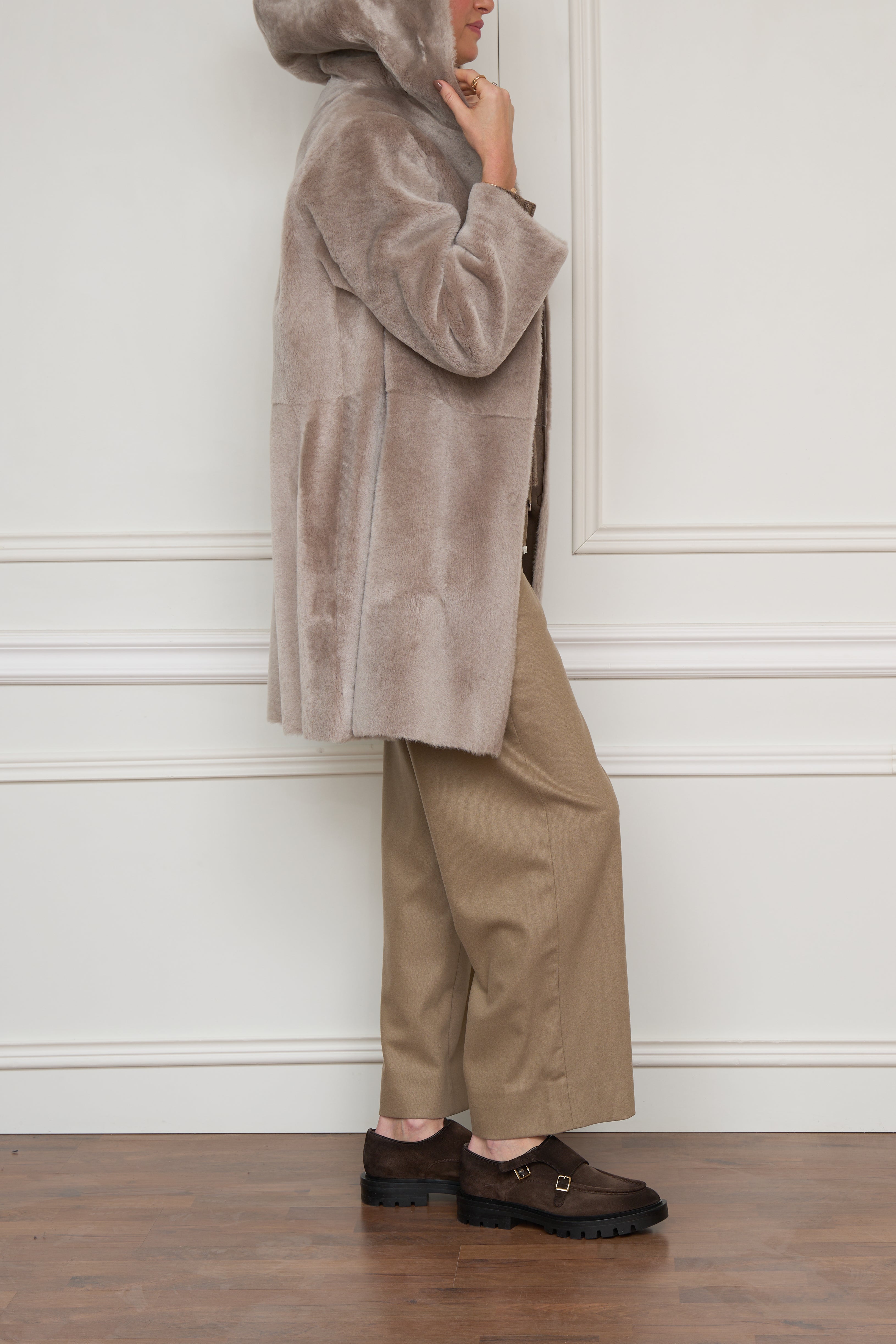 Wendemantel aus Lammfell und Leder in beige