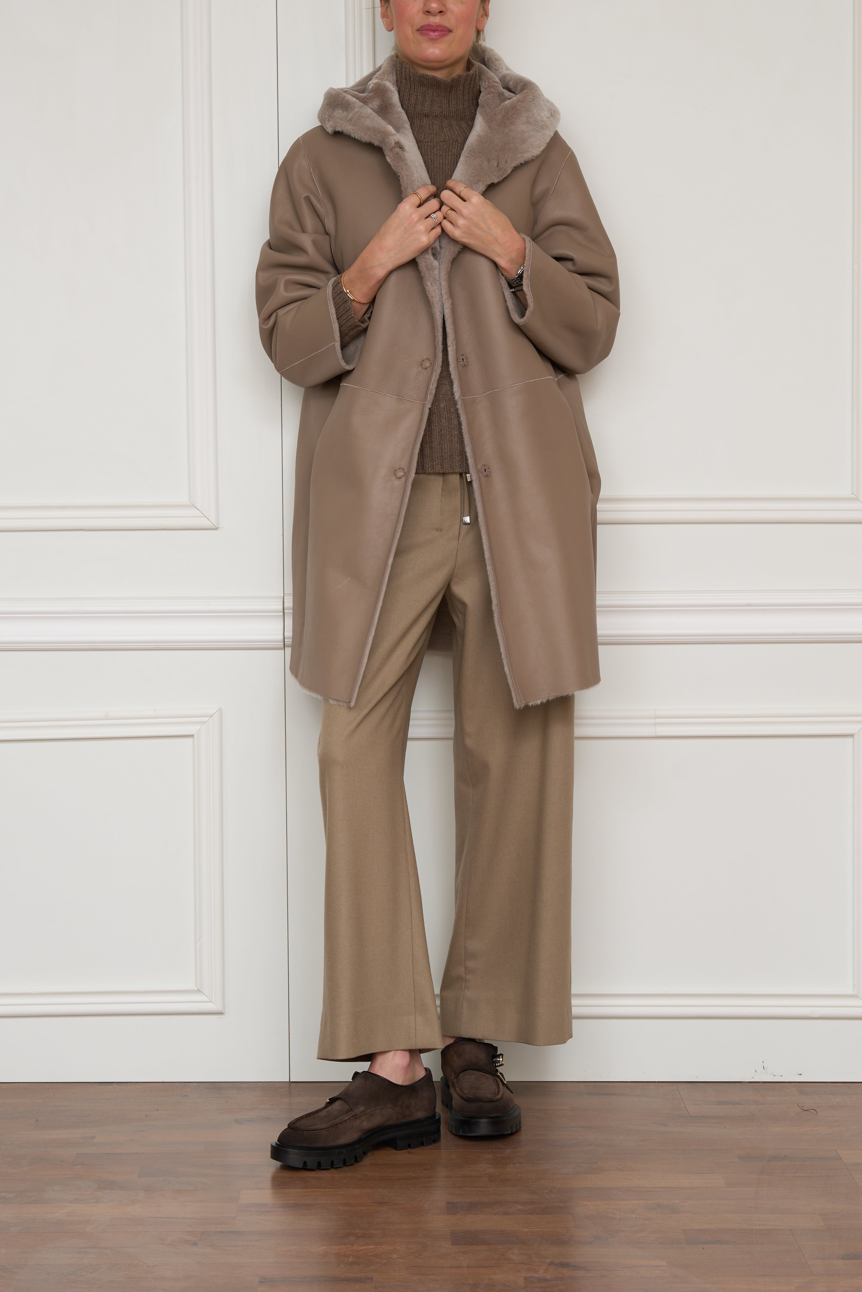 Wendemantel aus Lammfell und Leder in beige