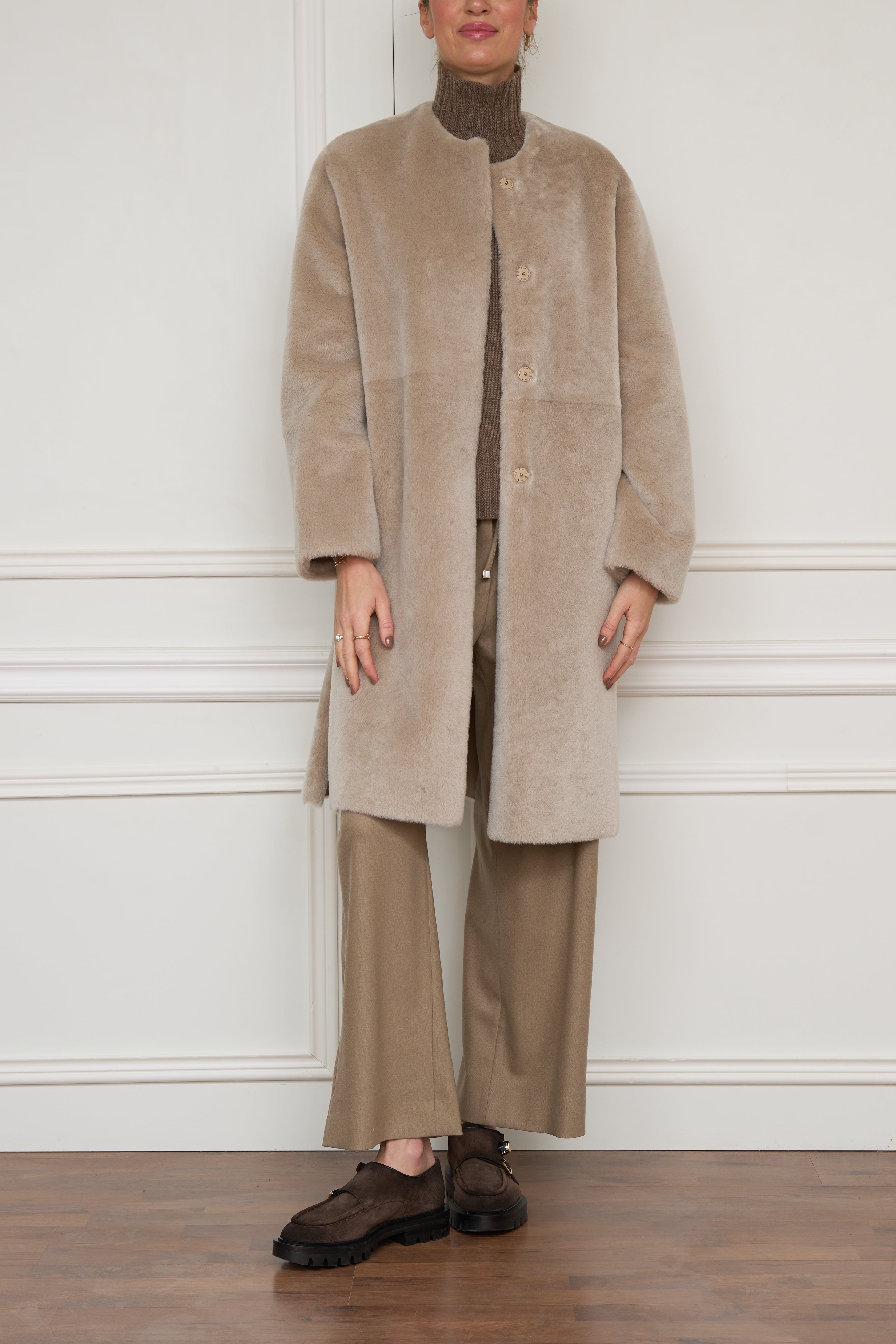 Wendemantel aus Lammfell und Leder in beige