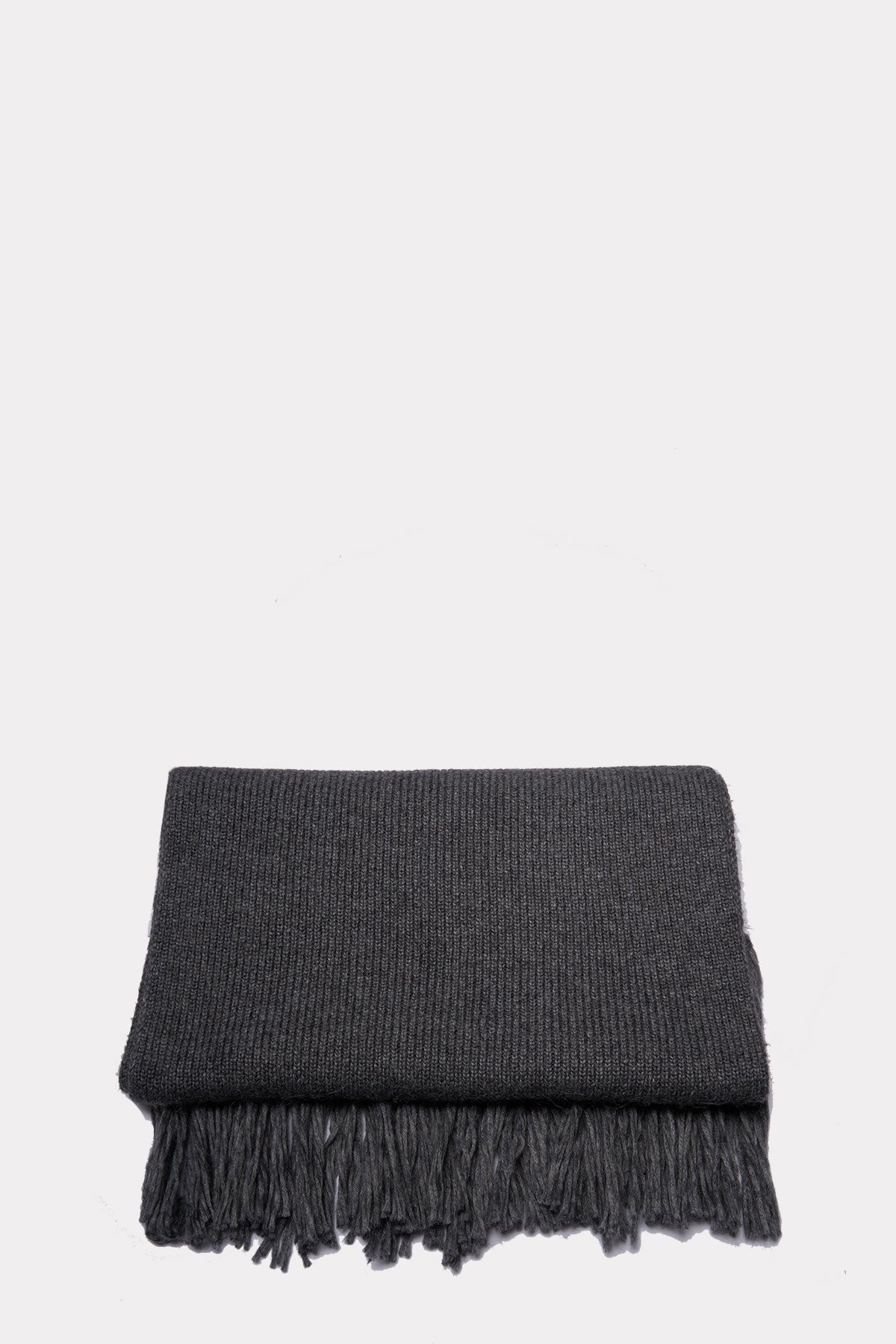 Scarf with fringes in grey