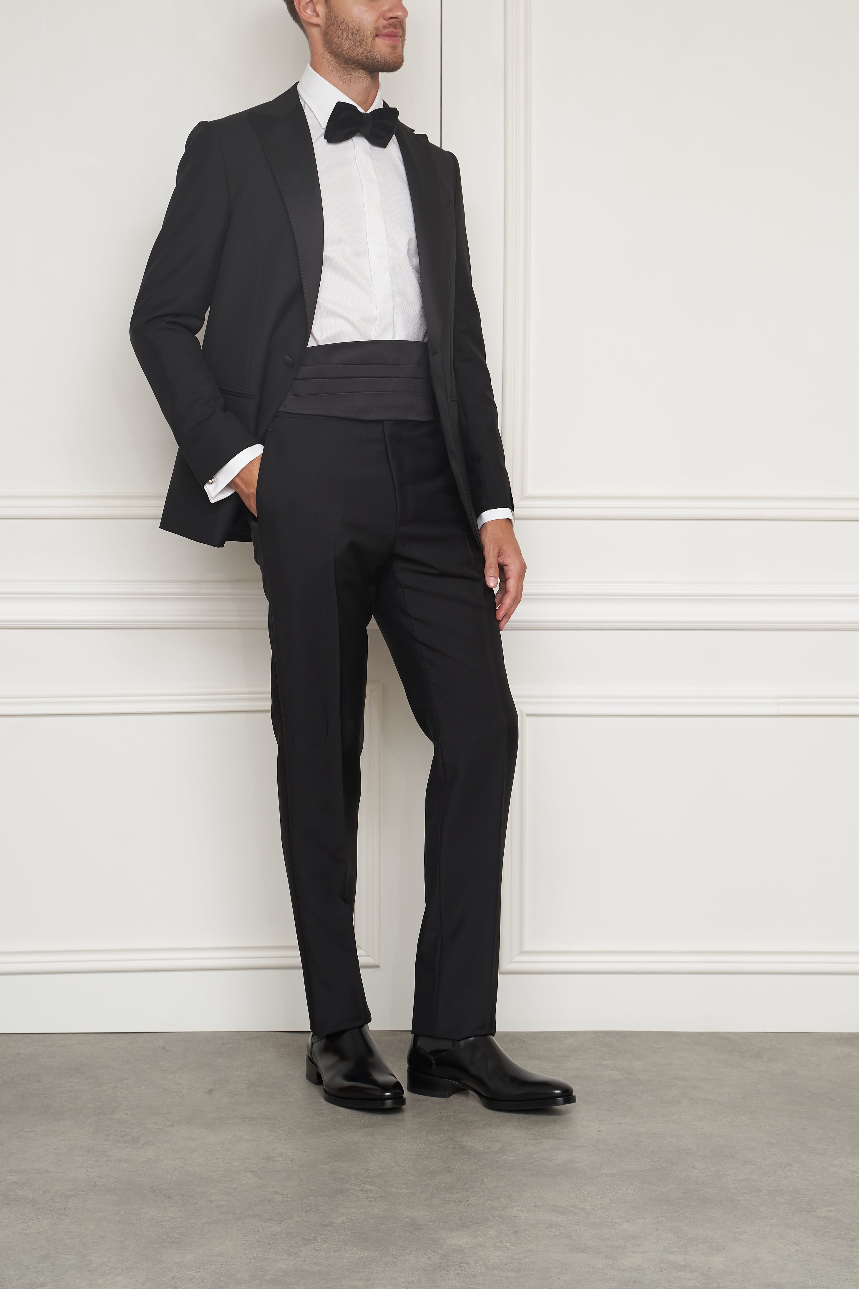 Schwarzer zweiteriliges Smoking-Anzug von Caruso, eleganter Anzug mit Jacke und Hose, auf einem modellierten Bügel präsentiert