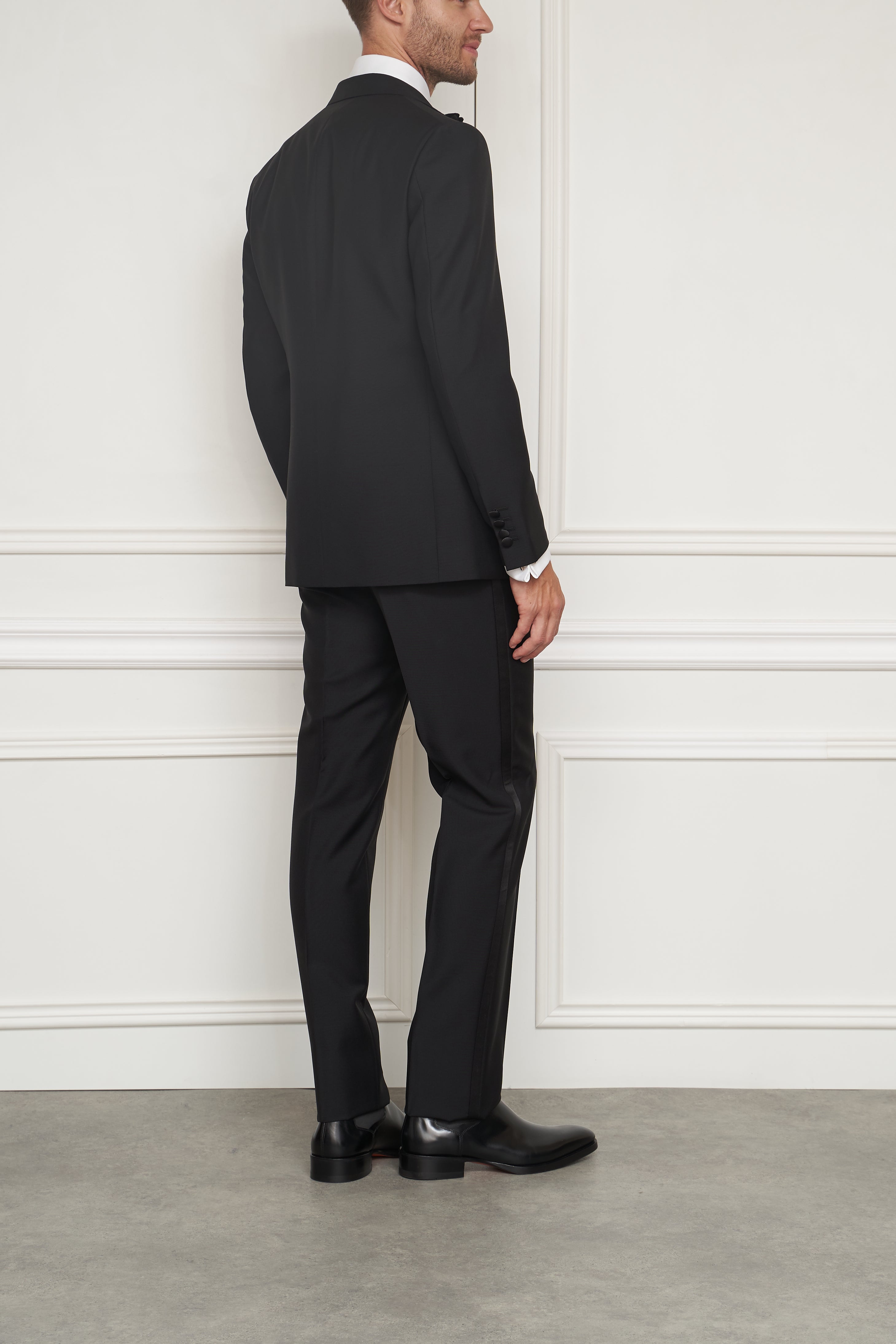 Zweiterilig schwarzer Smoking-Anzug von Caruso, elegante Jacke und Hose, hochwertige Stoffqualität, stilvoll für formelle Anlässe