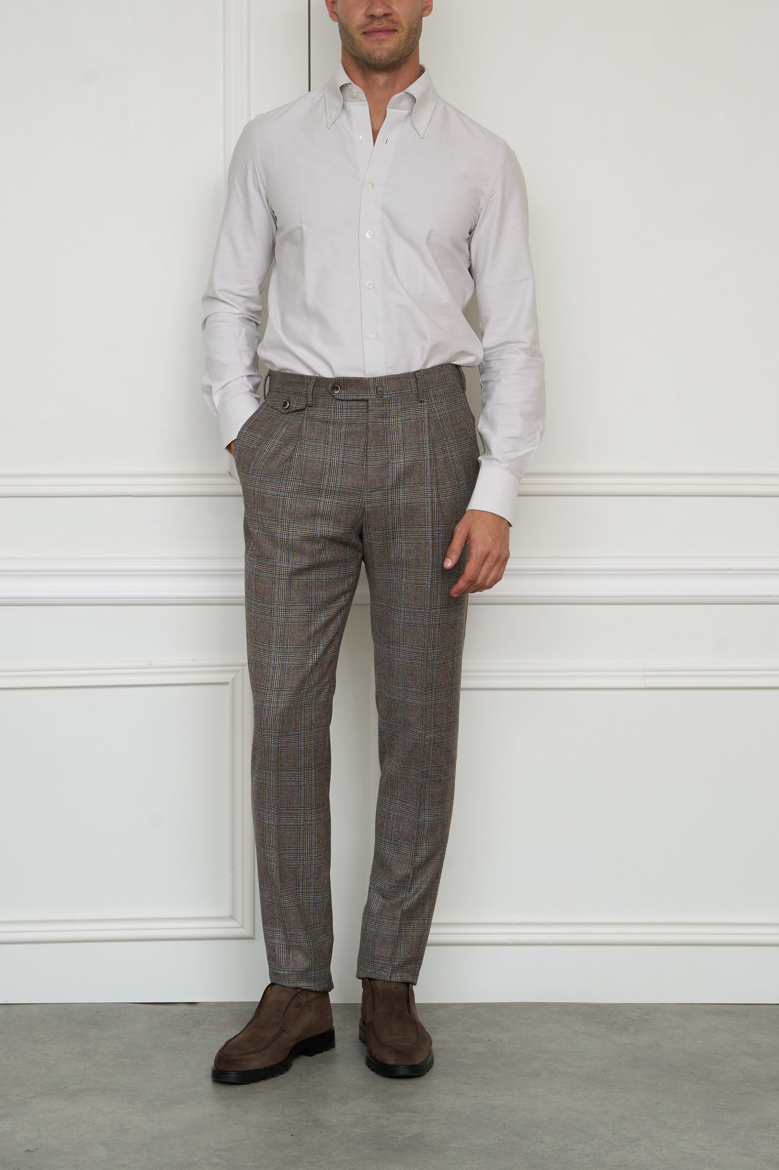 Pleated trousers in brown