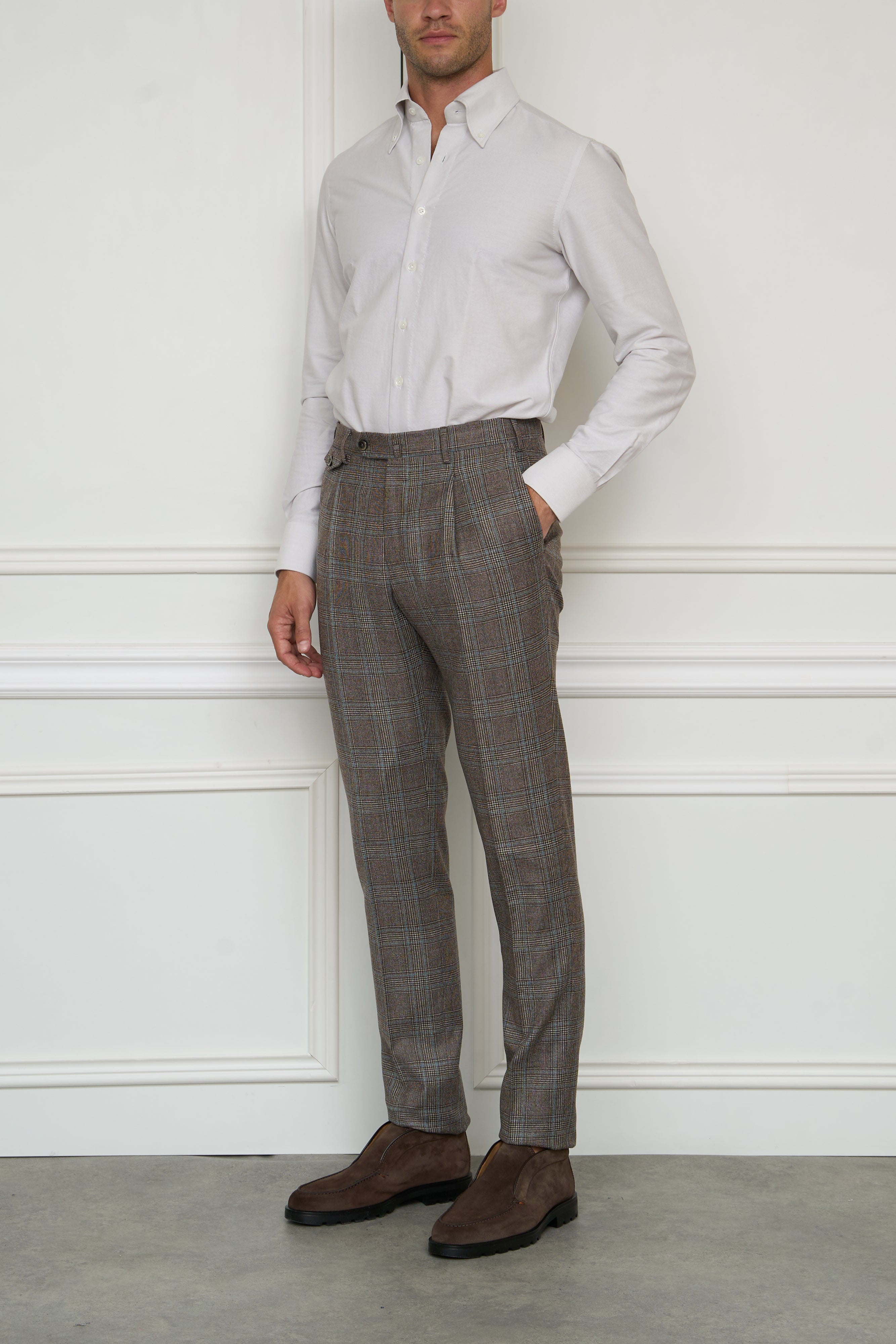 Pleated trousers in brown
