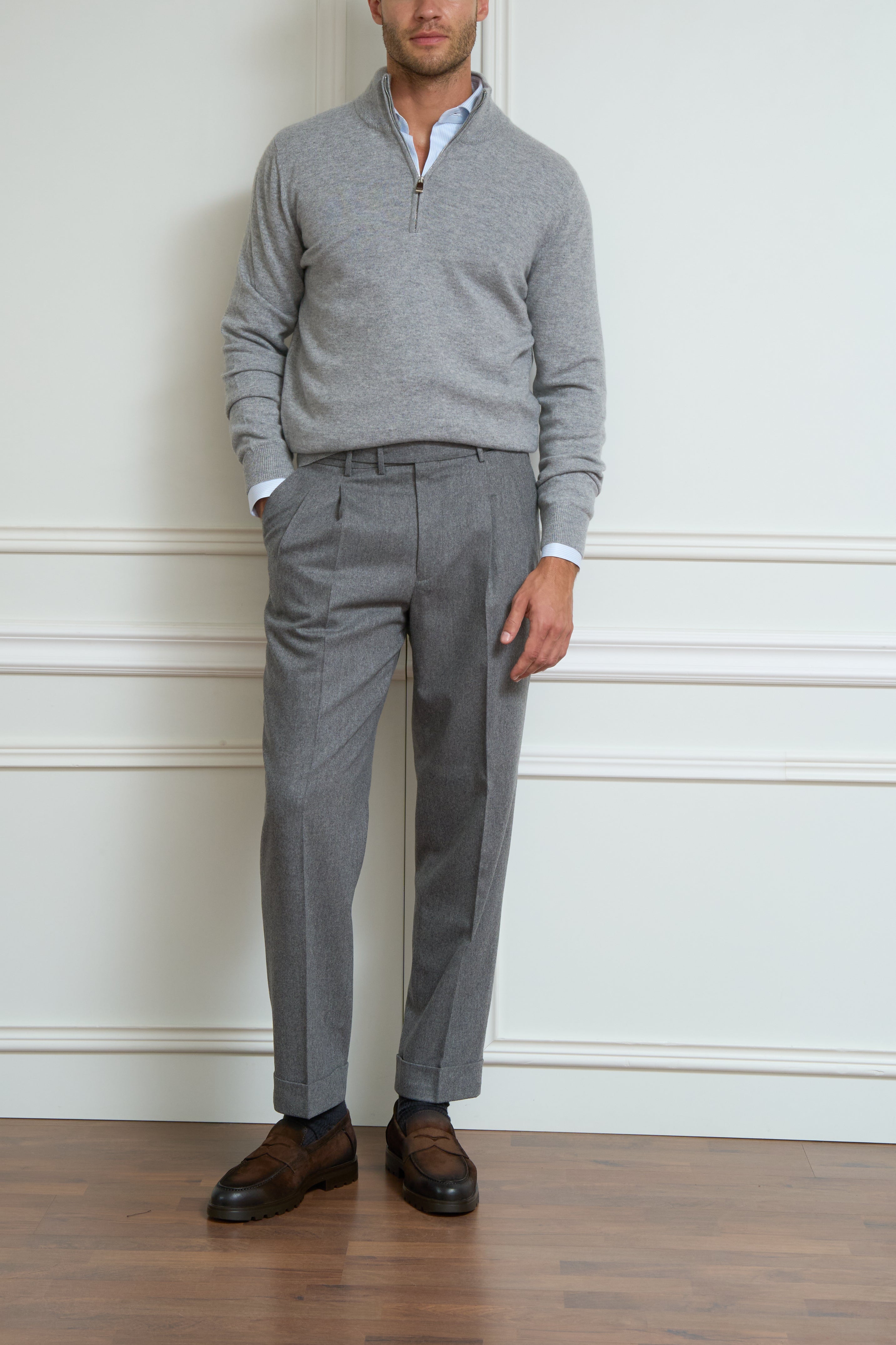 Pleated trousers in grey