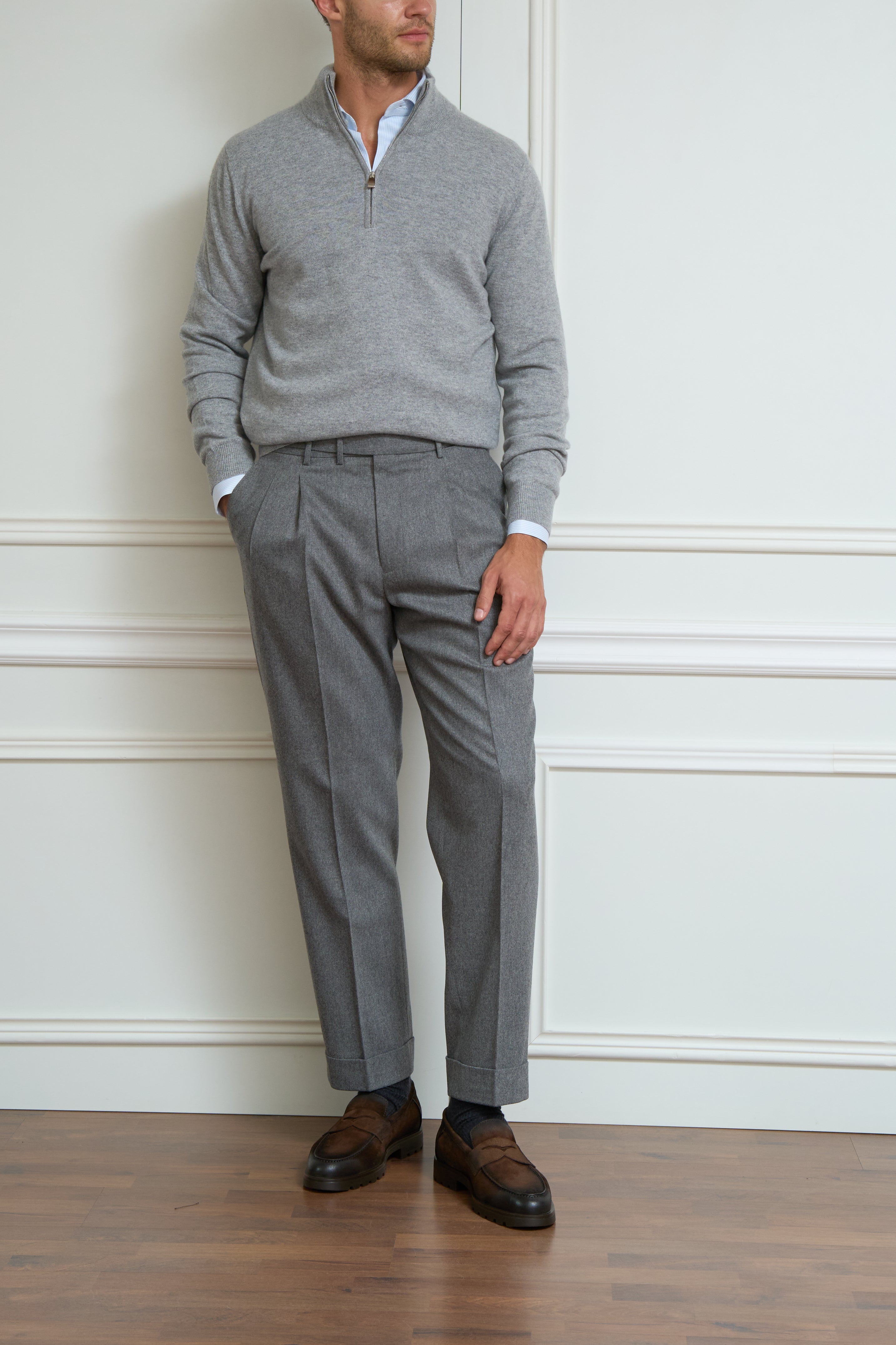 Pleated trousers in grey