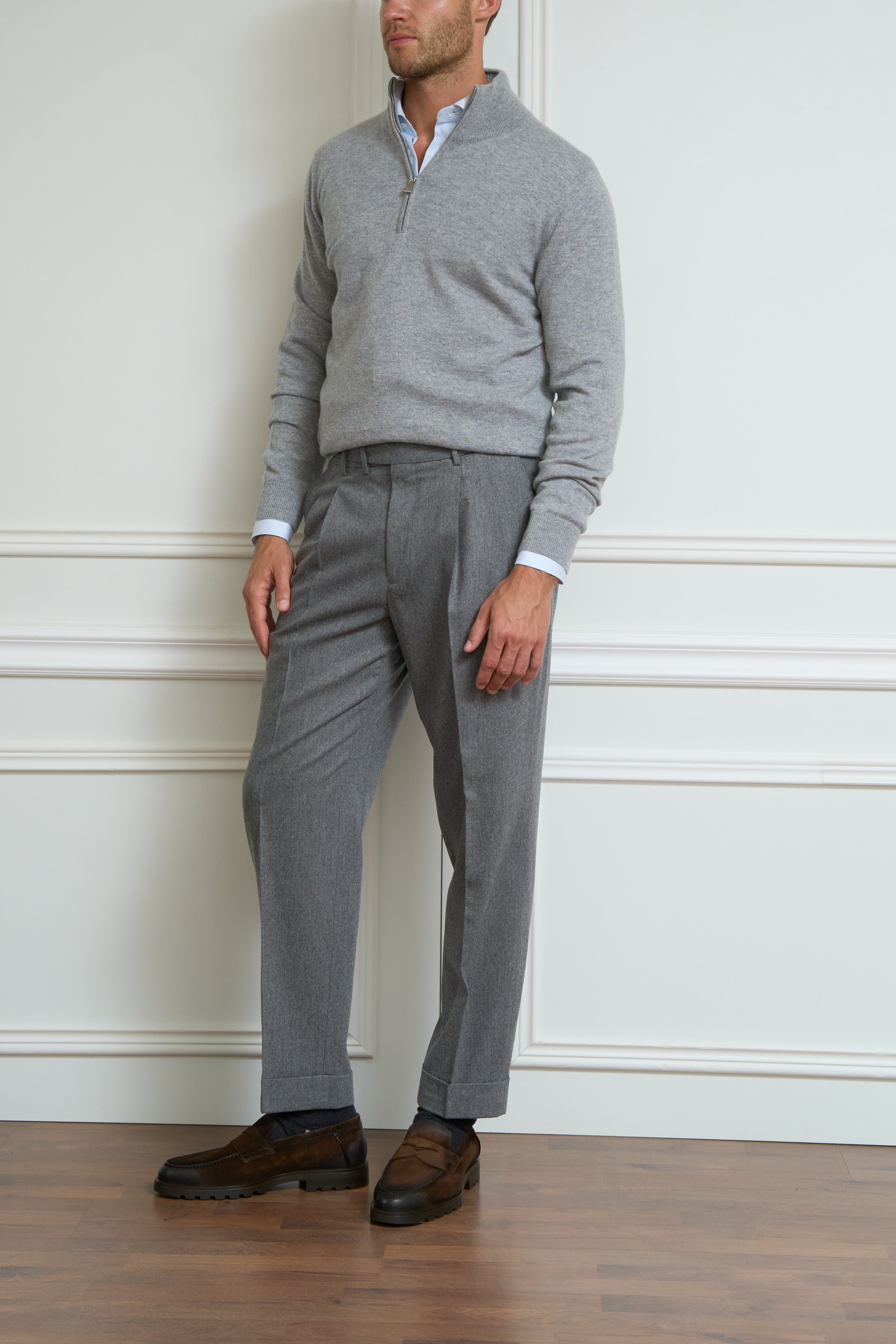 Pleated trousers in grey