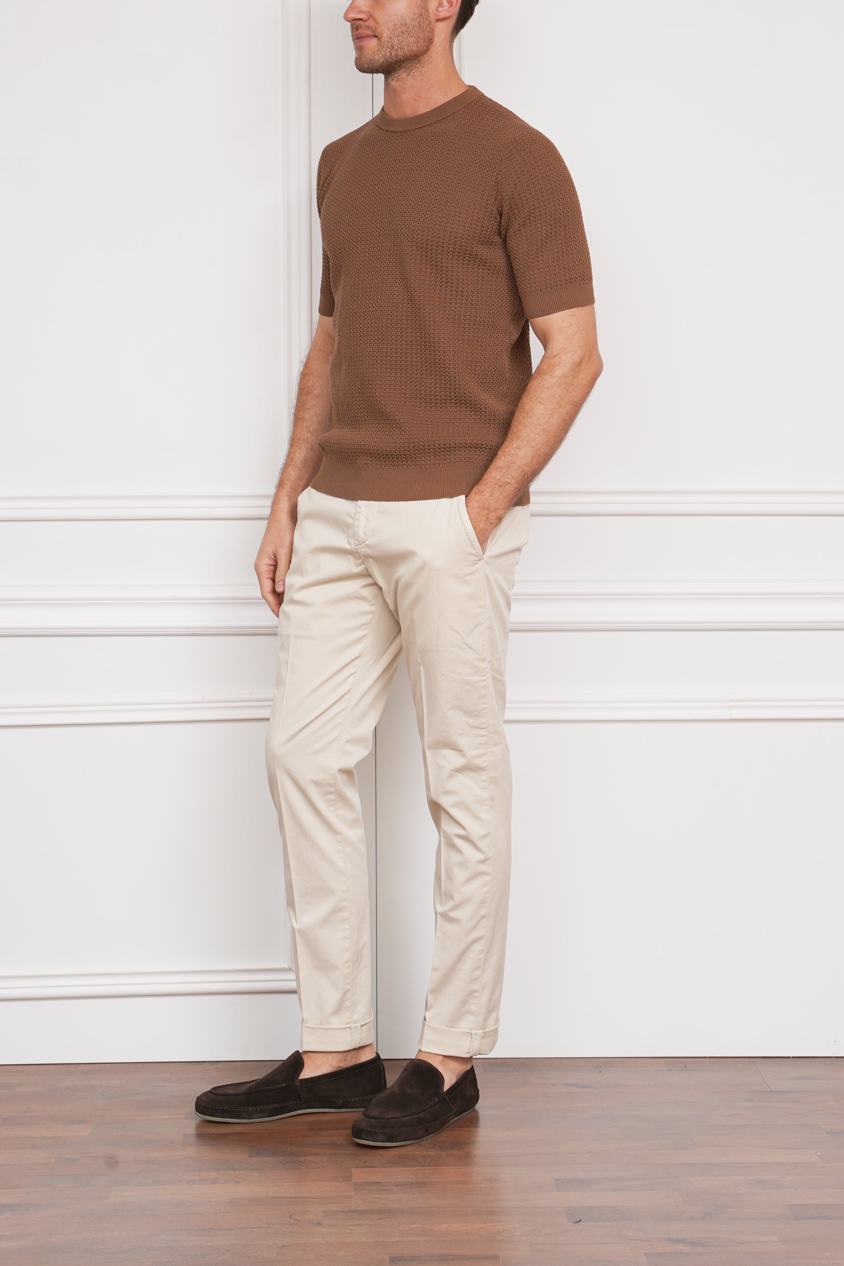 Gestricktes T-Shirt in braun