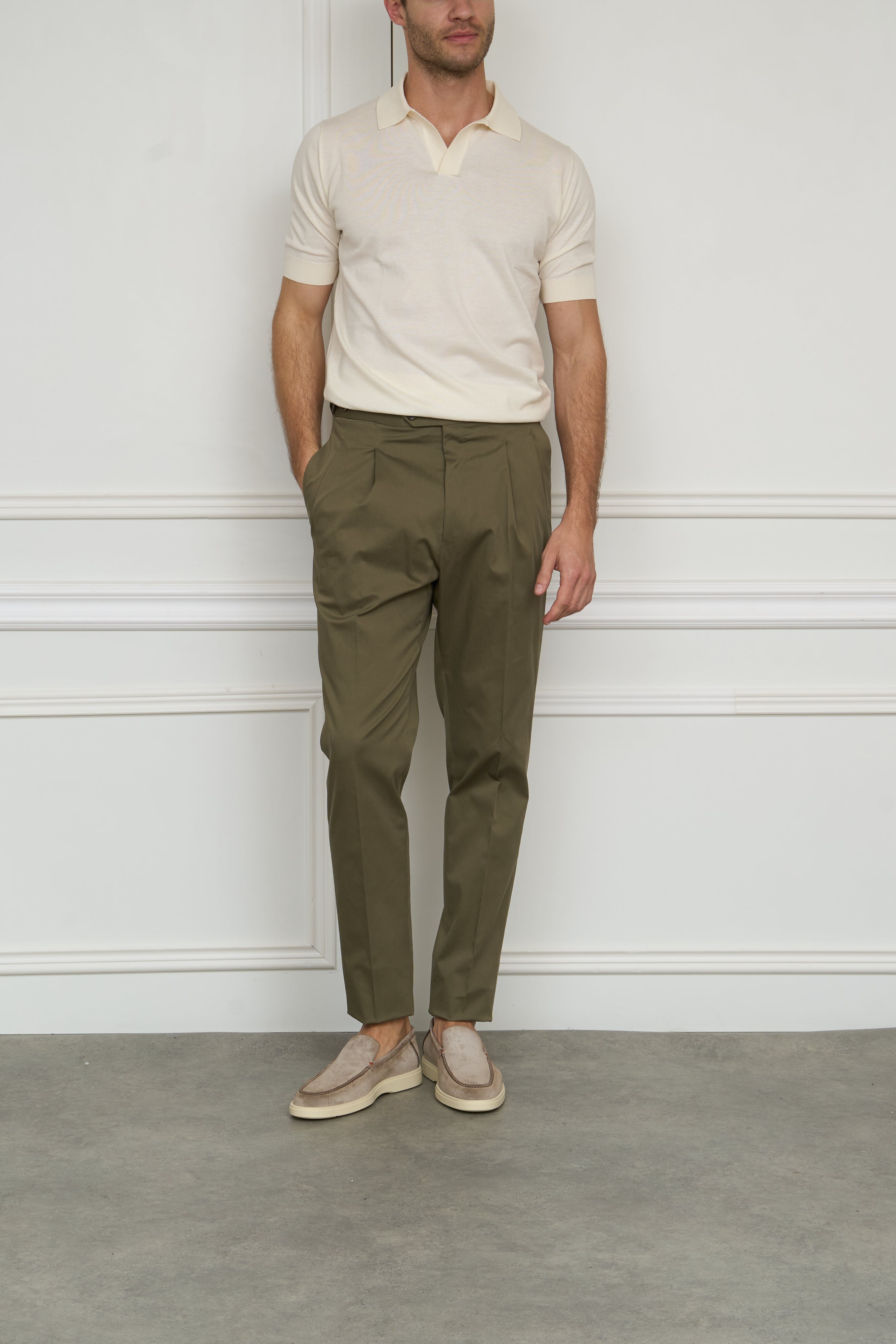 Pleated trousers in olive