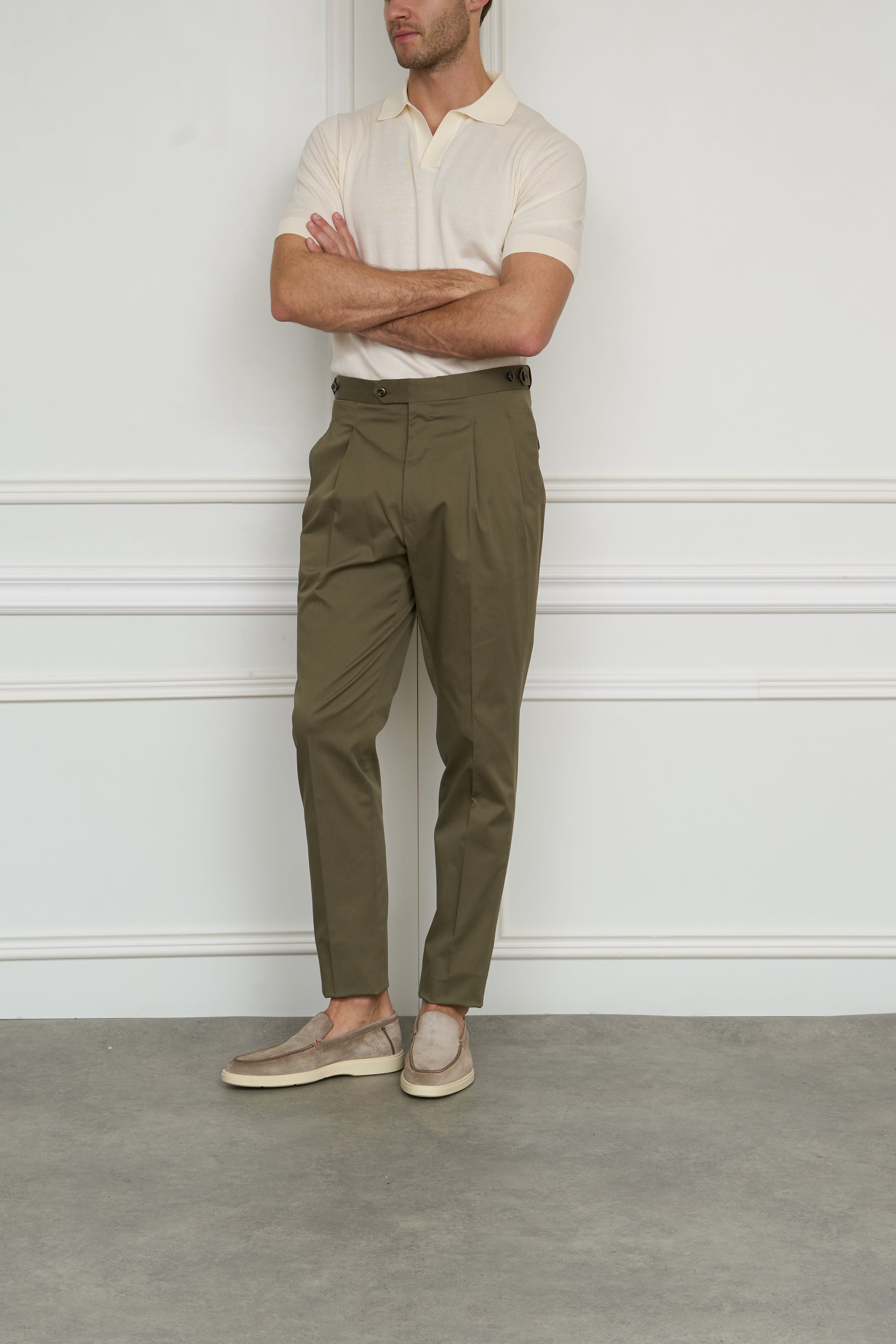 Pleated trousers in olive