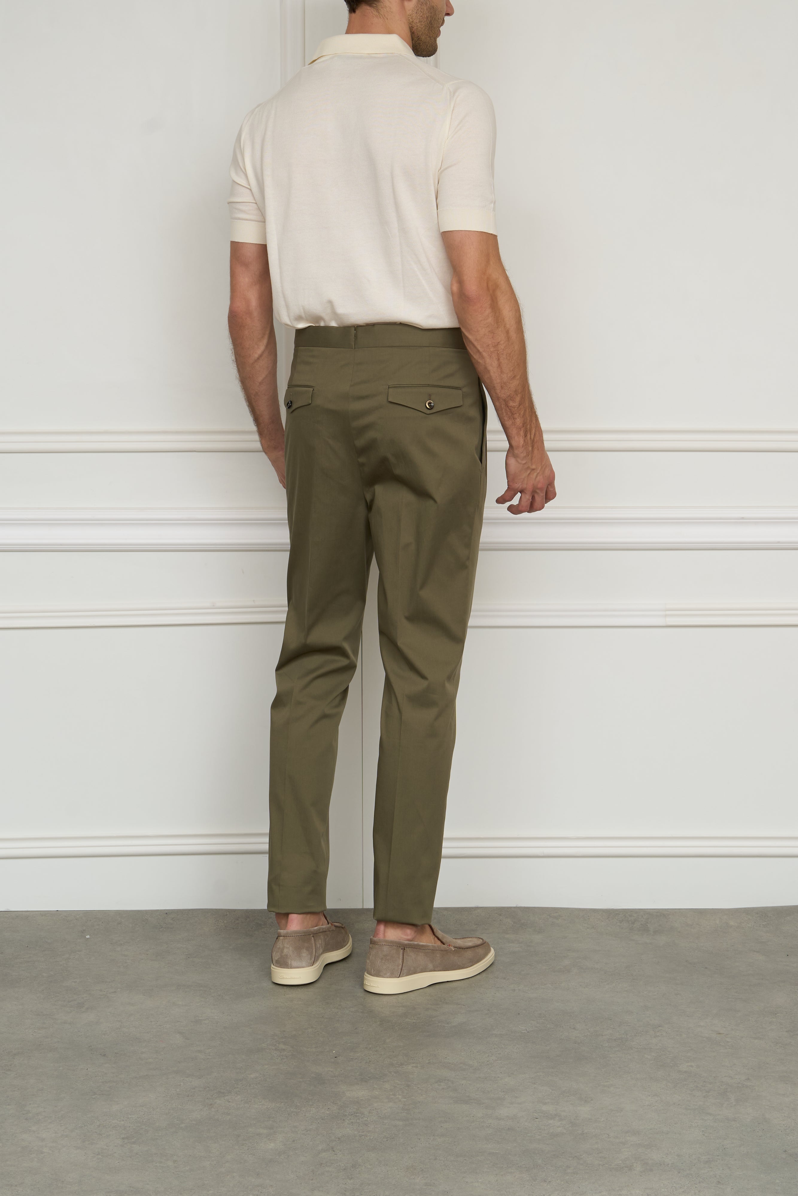 Pleated trousers in olive