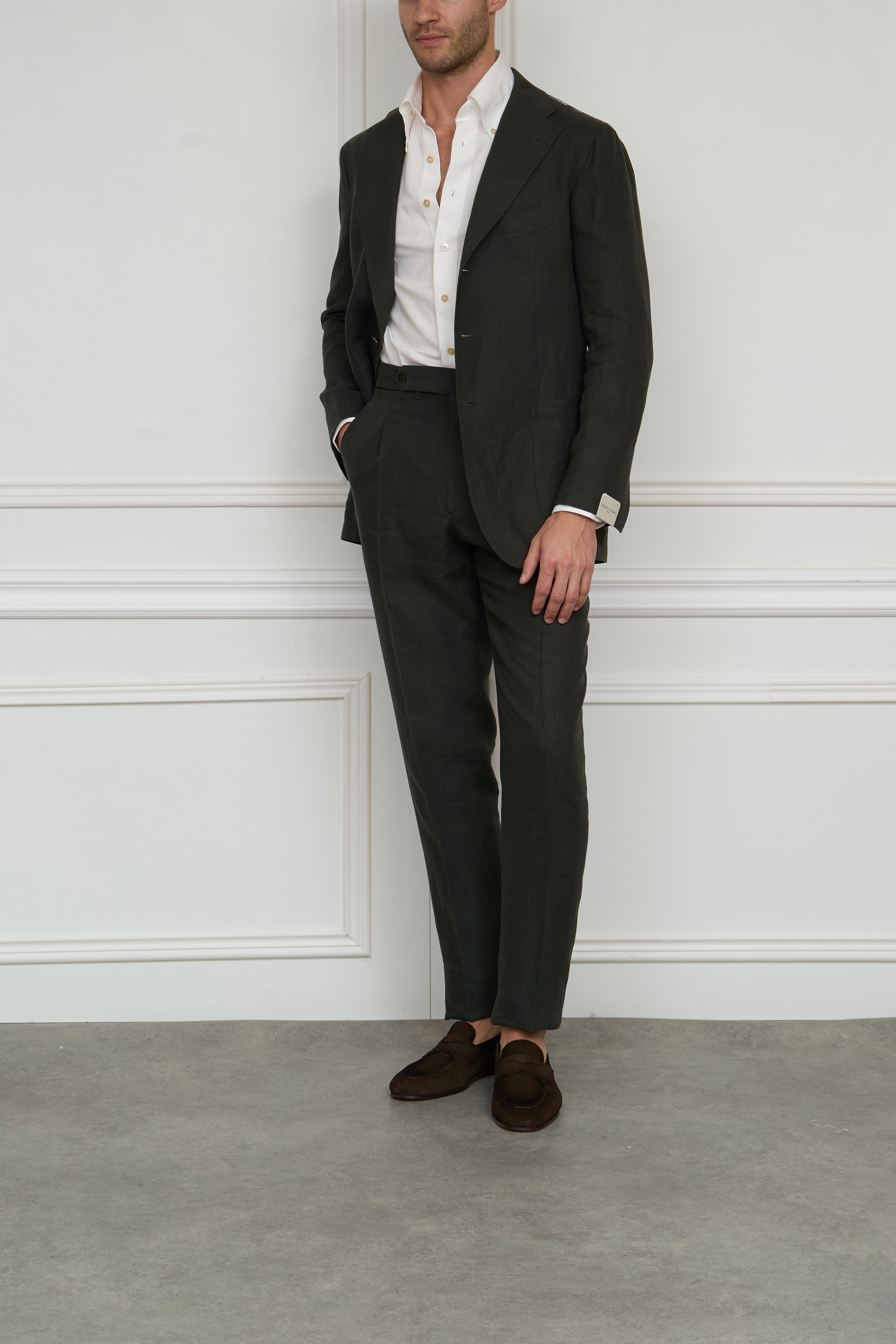 Linen suit in olive