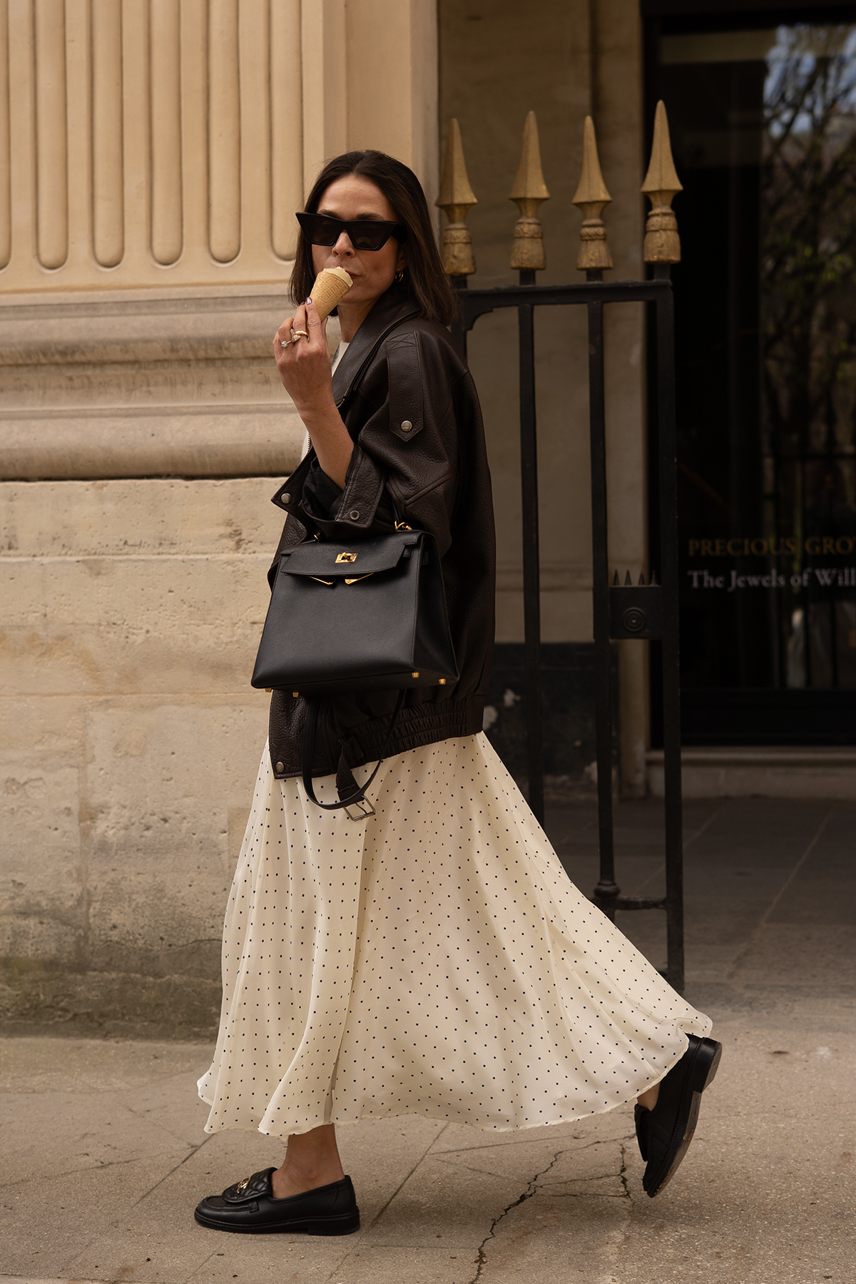 Seidenrock mit Polka-Dots in weiß