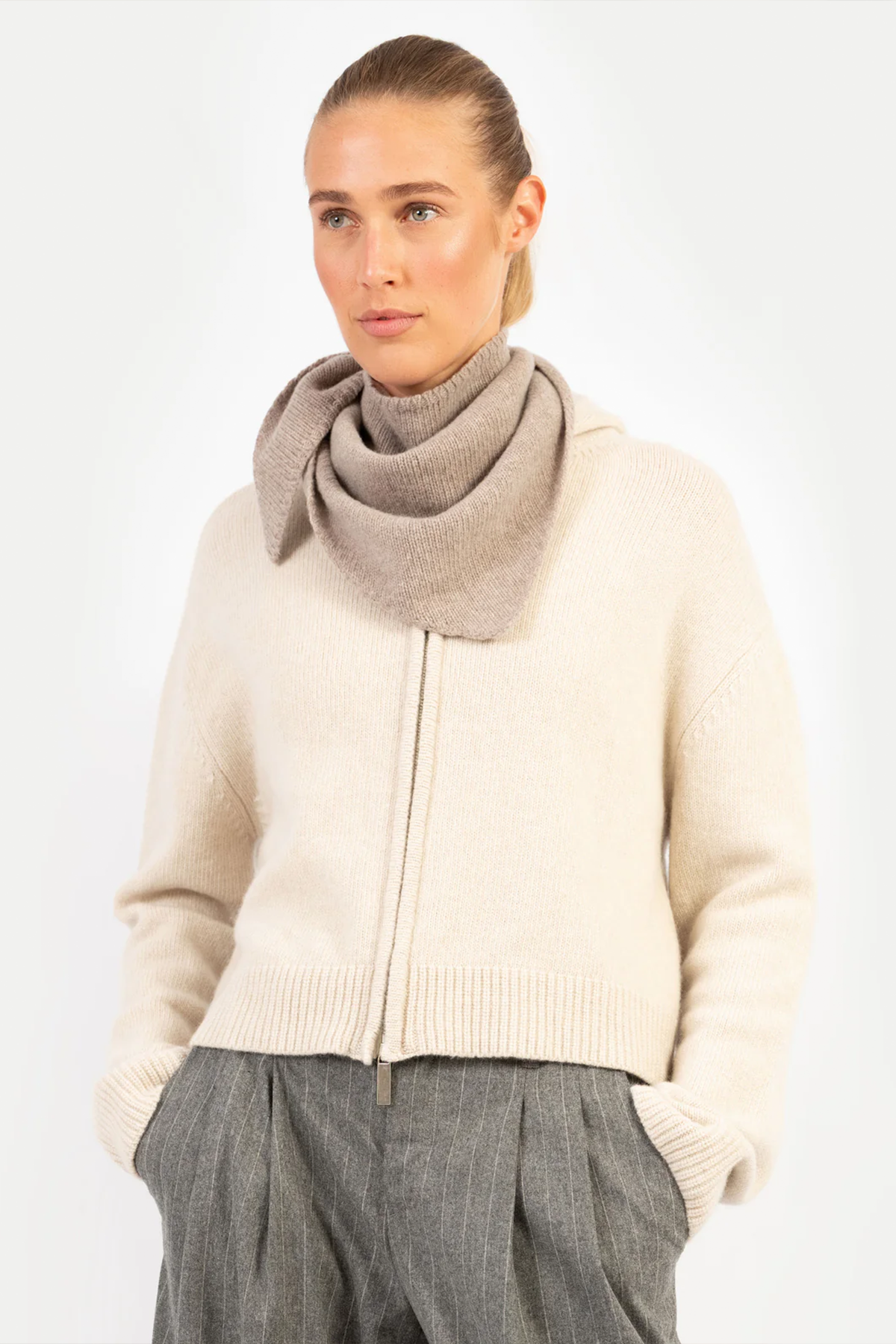 Schal Cara beige angezogen Damen – C.Wirschke Düsseldorf