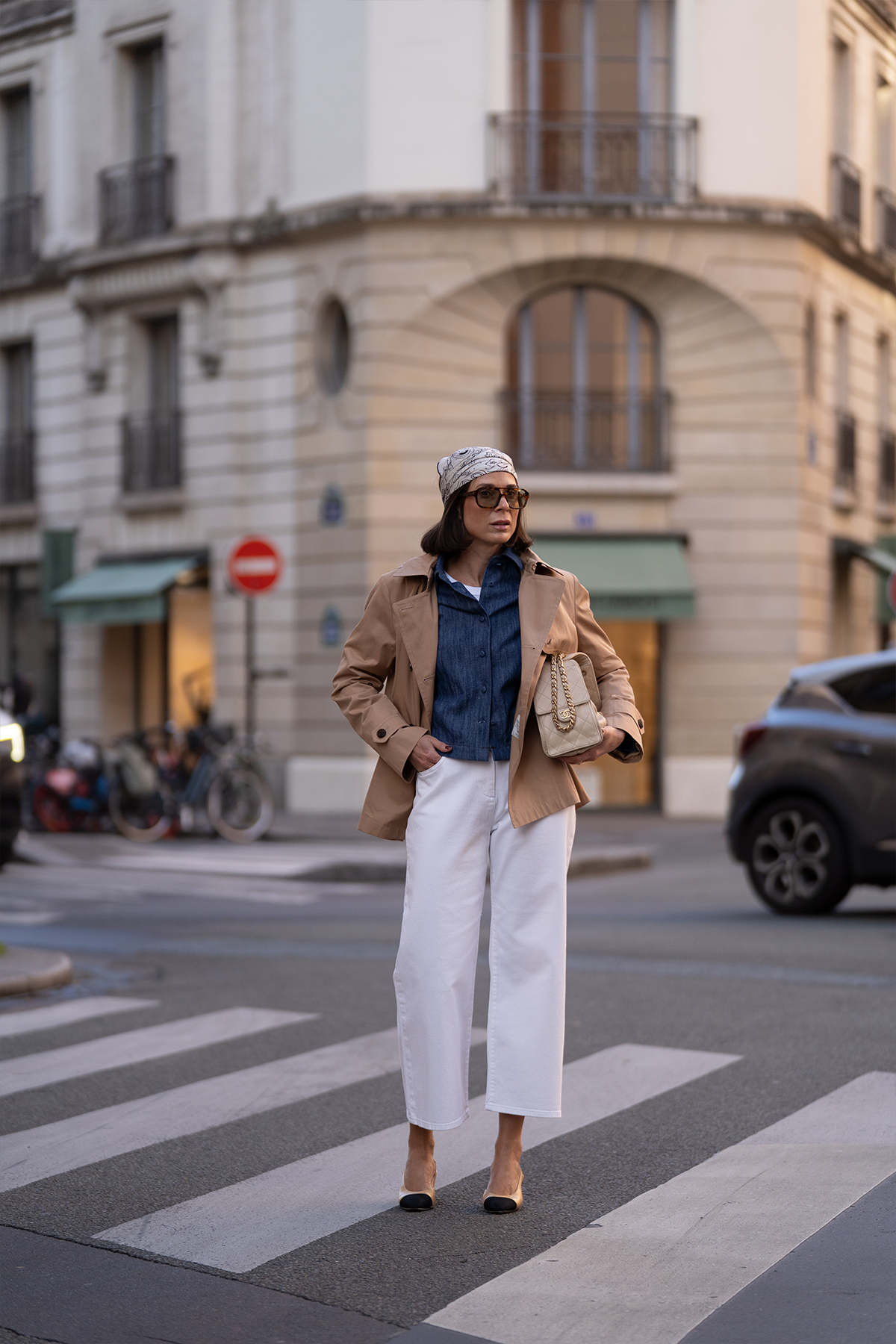 Kurzer Trenchcoat in cognac