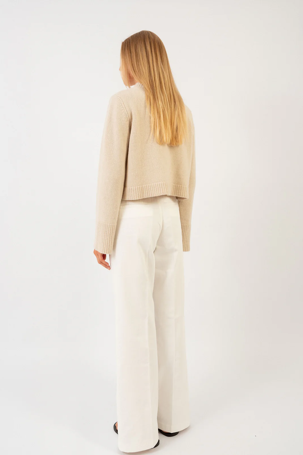 Strickjacke Lilly beige Seitenansicht Anna V Berg - C.Wirschke Düsseldorf