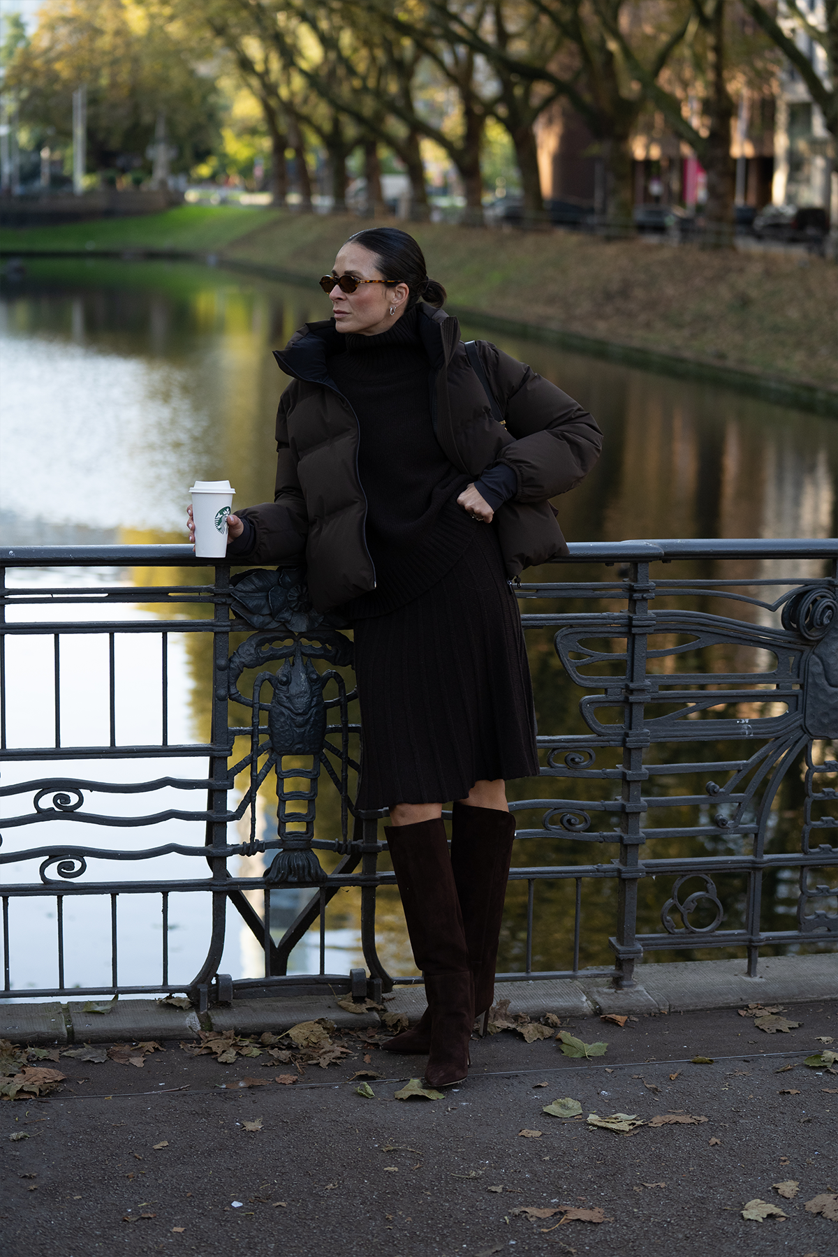 Shop the Look – Anna V Berg Mini-Faltenrock ‘Gwen’ in braun mit Herno Daunenjacke | C. Wirschke Düsseldorf