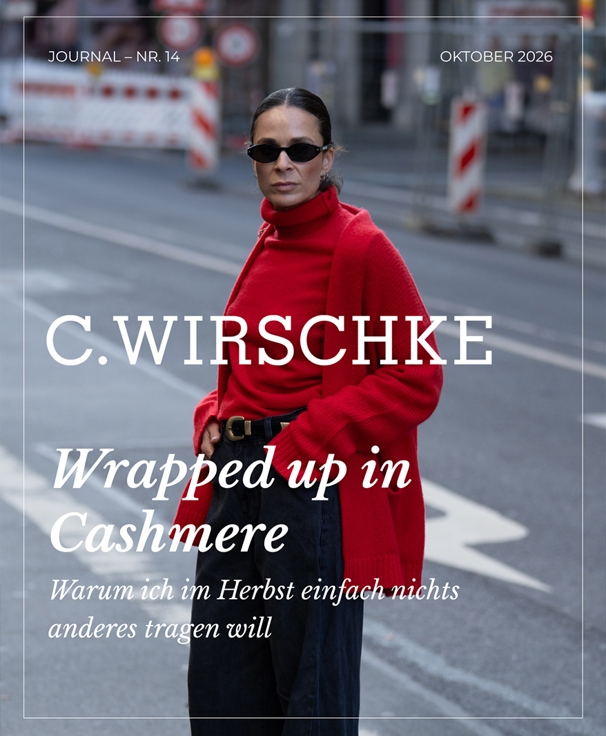Journal Nr. 14 – Wrapped up in Cashmere: Frau in rotem Kaschmirpullover auf der Straße | C. Wirschke Düsseldorf