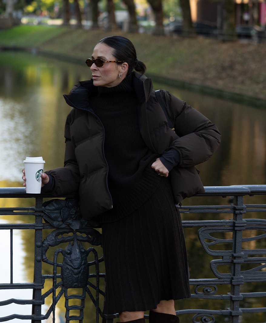 Herno Laminar zurück im Sortiment – Frau in brauner Daunenjacke | C. Wirschke Düsseldorf
