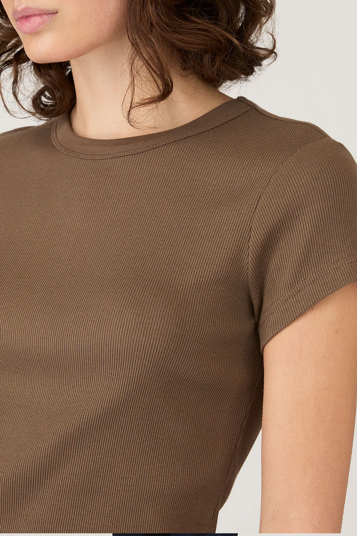 Geripptes T‑Shirt in braun
