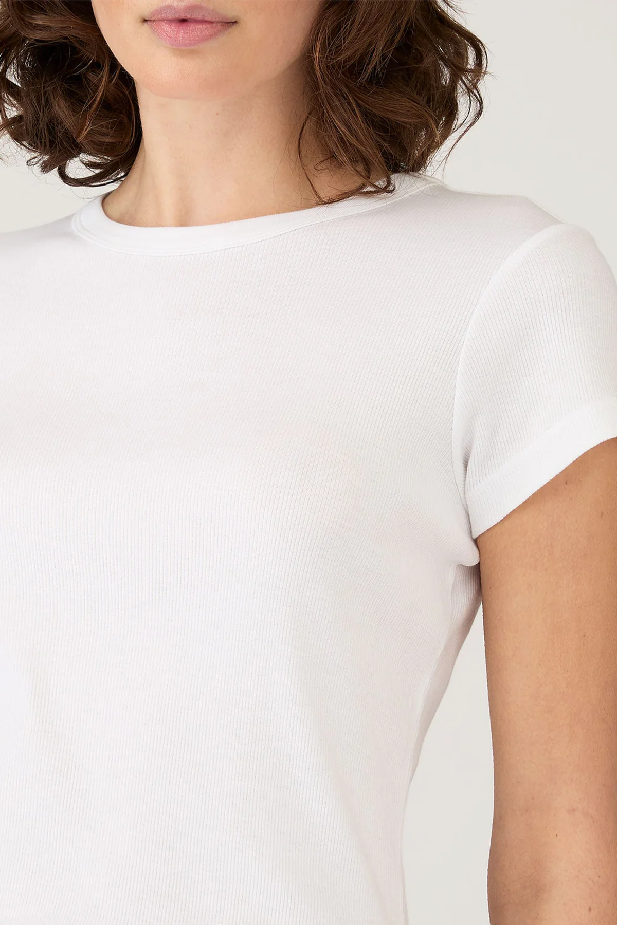 Geripptes T‑Shirt in weiß