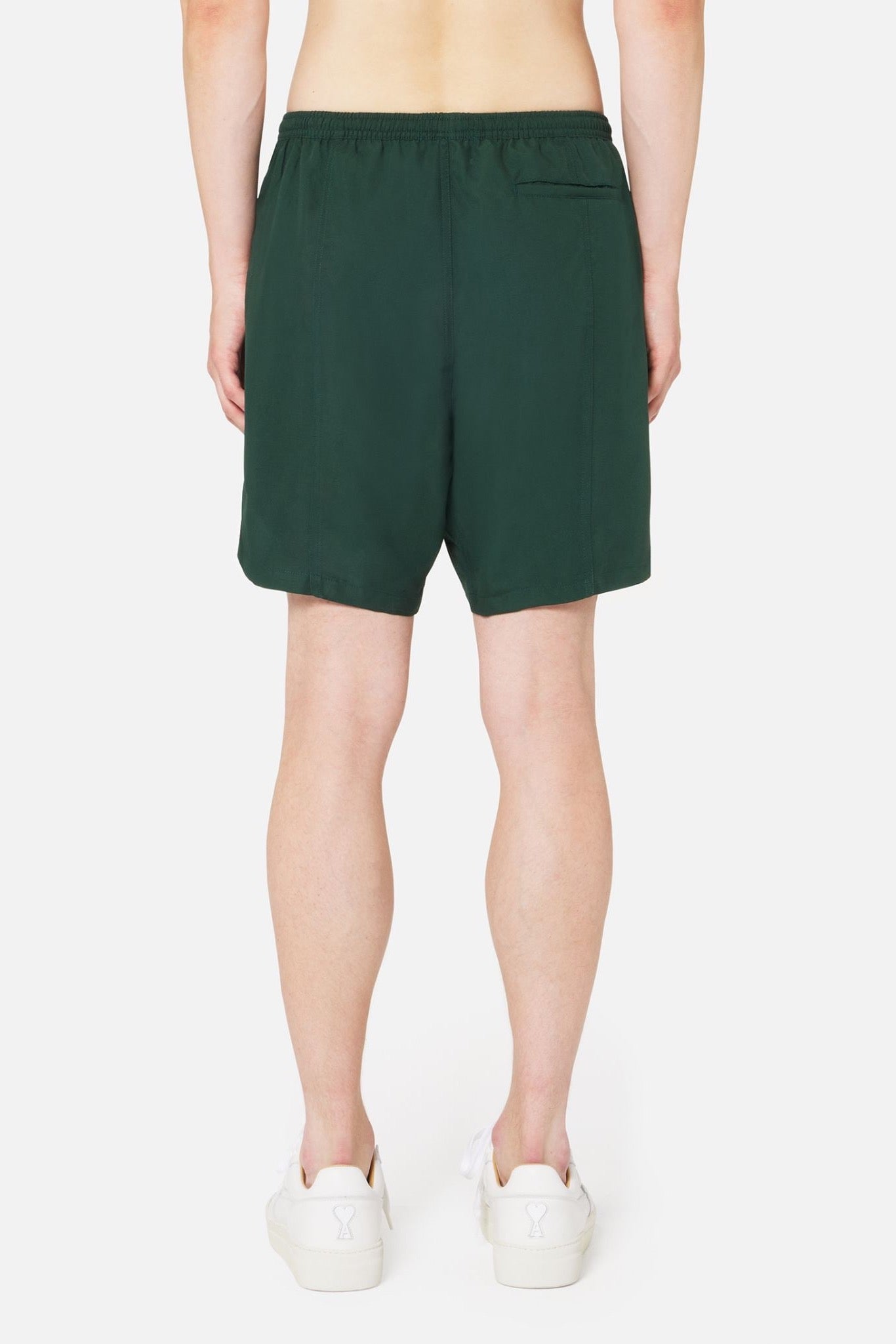 Grüne Badeshorts von AMI Paris, Badehose aus leichtem, bequemem Material, mit elastischem Bund und modischem Design.