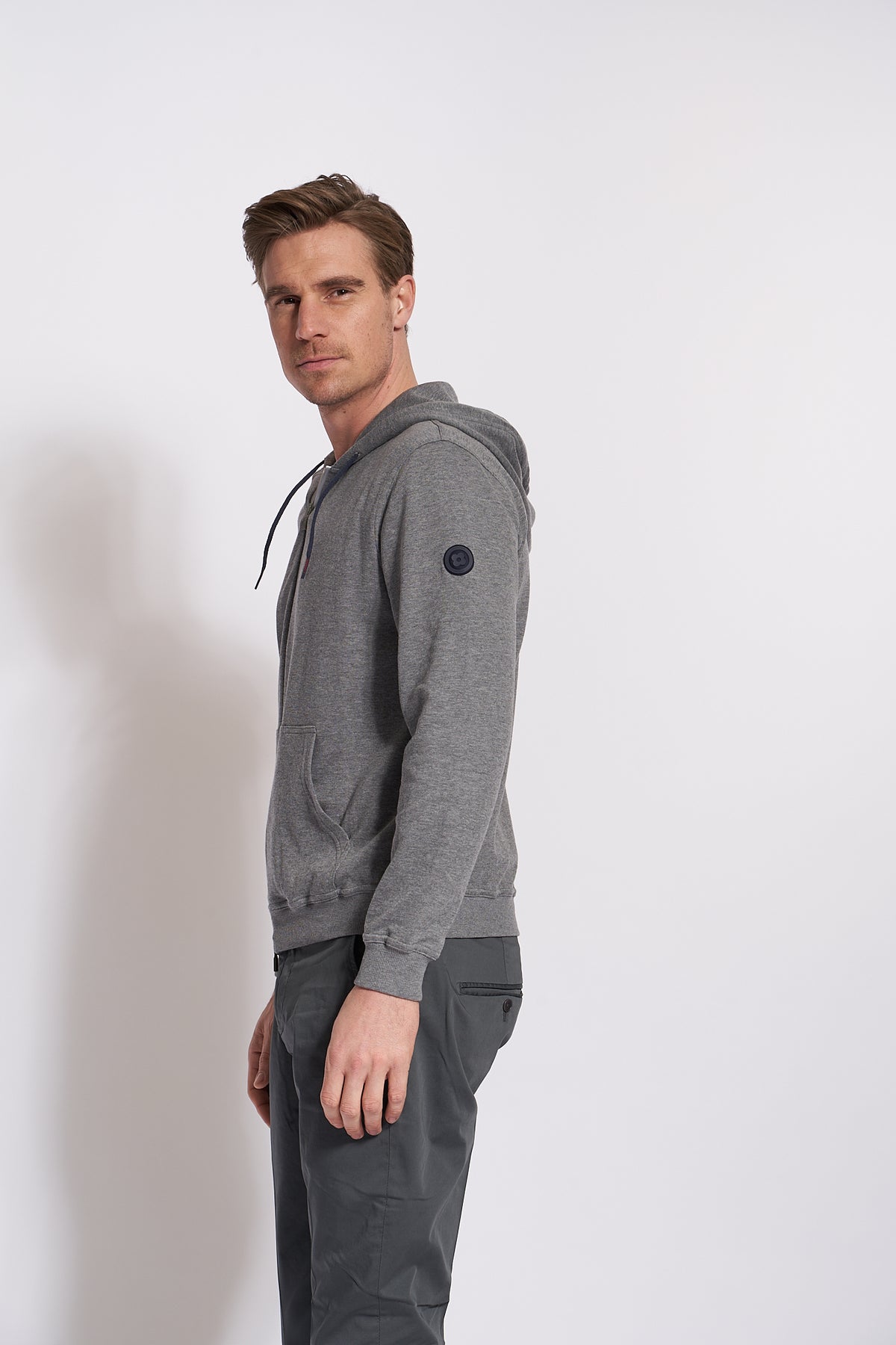 Graues Lardini Sweatshirt aus weichem Stoff, sportlich und bequem, mit Rundhalsausschnitt und elastischen Bündchen.