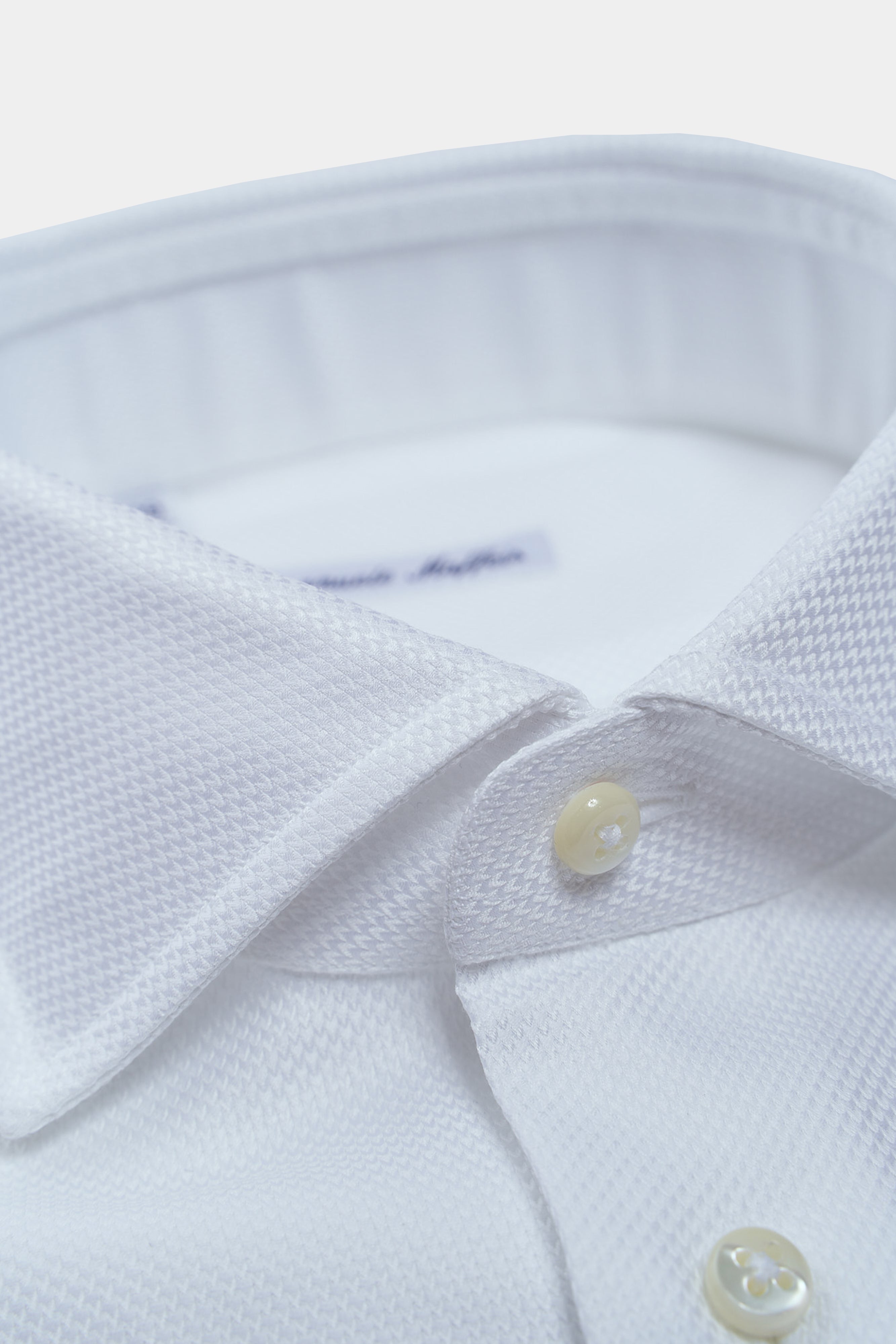 Piqué shirt in white with shark collar
