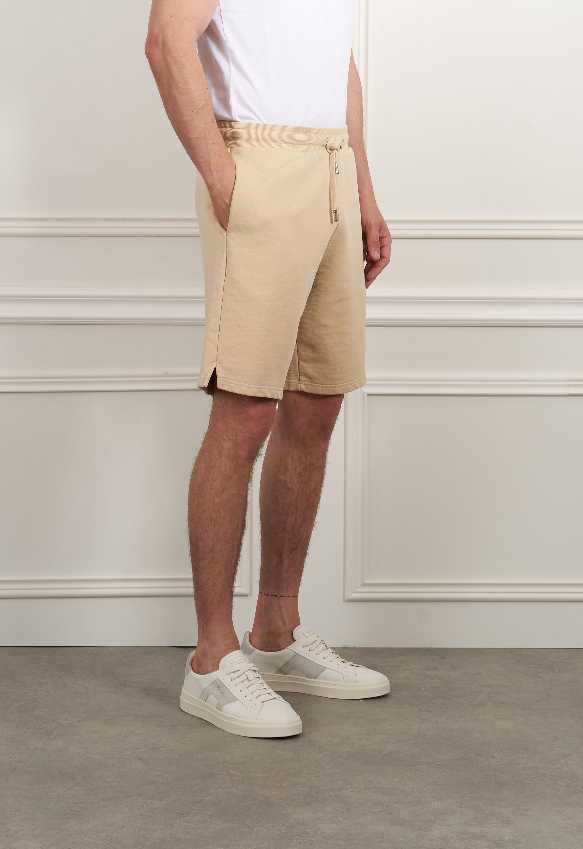Beige Sweatshorts von AMI Paris, Hose mit lockerer Passform, abgebildet mit weißen Santoni Sneakers.