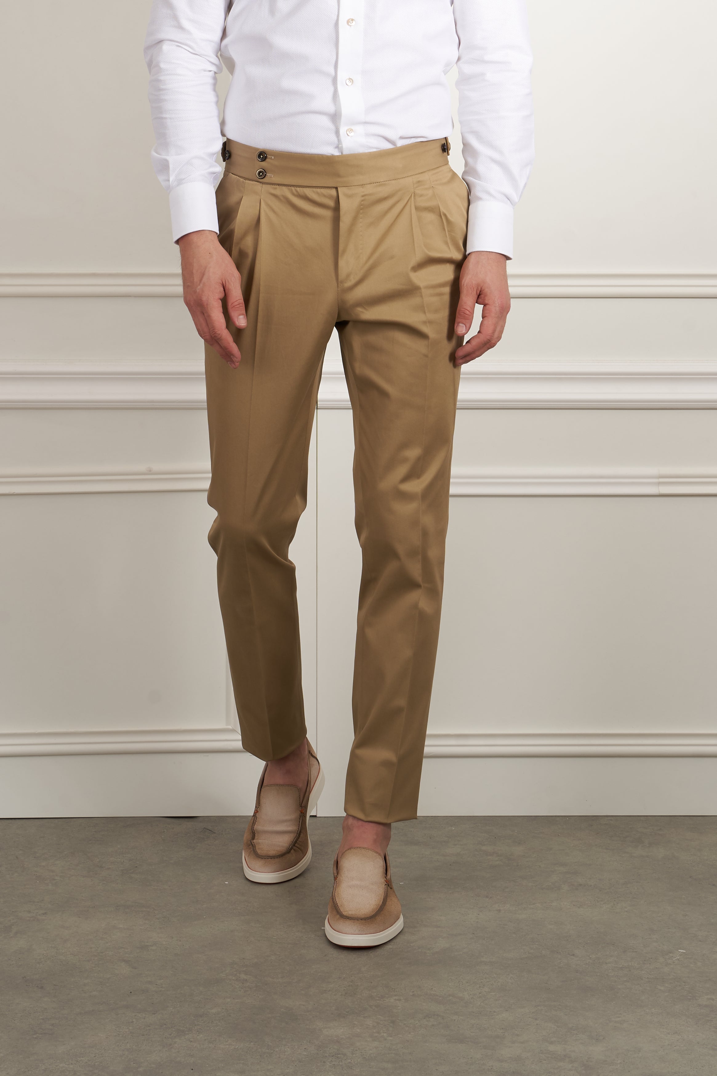 Beige Chino-Hose von PT Torino, lässiger Schnitt, detailreiche Naht und klassische Passform, auf einem weißen Hintergrund.
