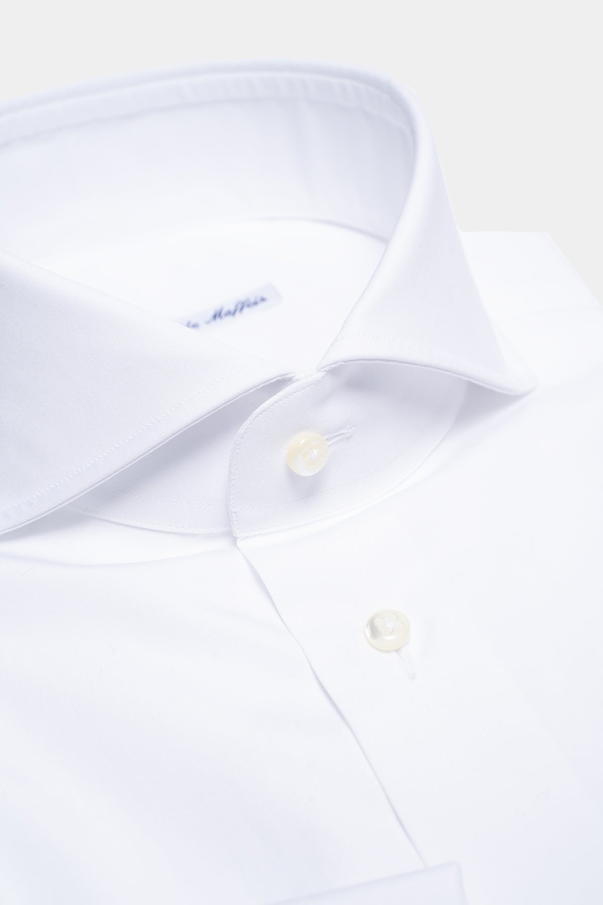 Poplin shirt in white with shark collar
