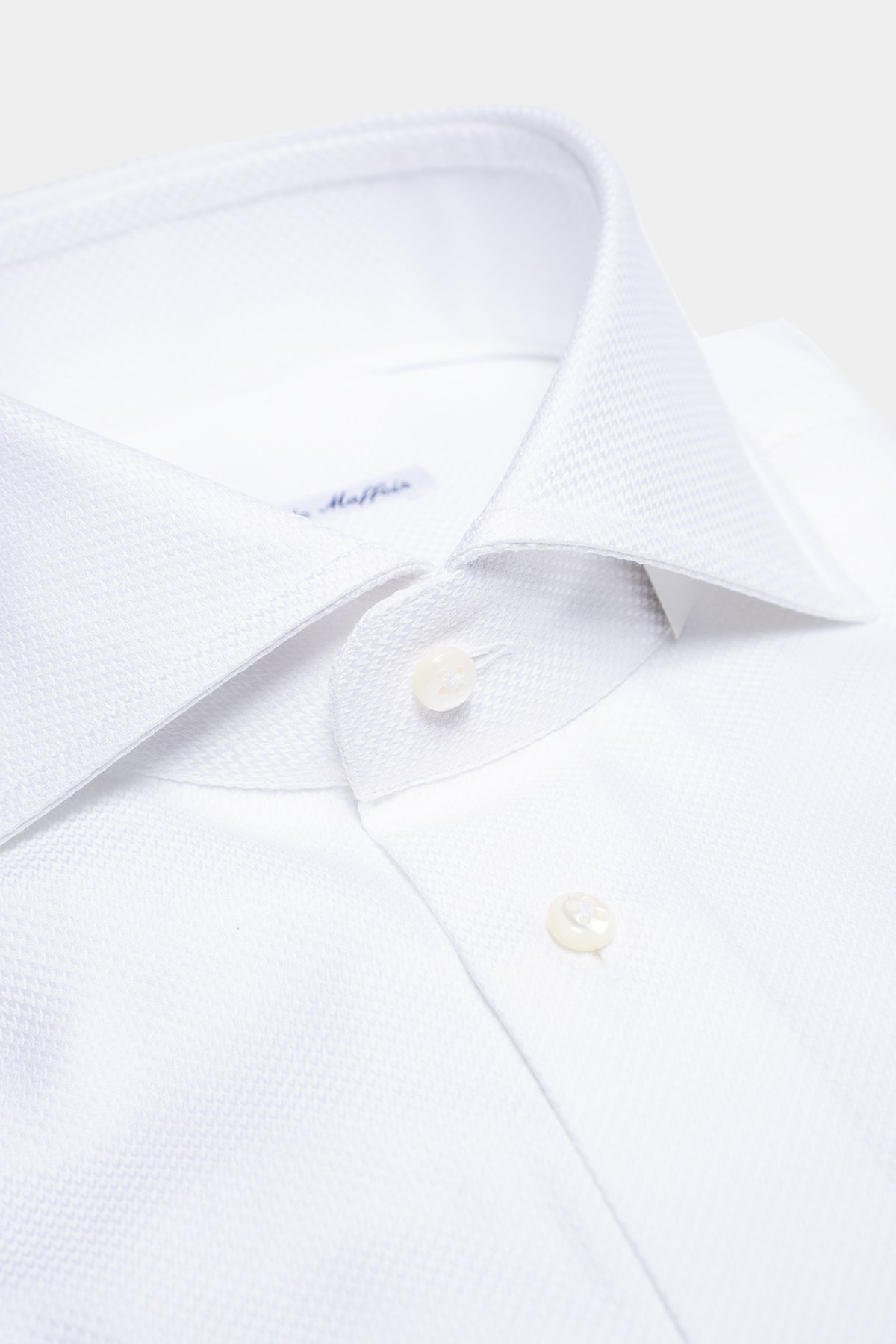 Piqué shirt in white with shark collar
